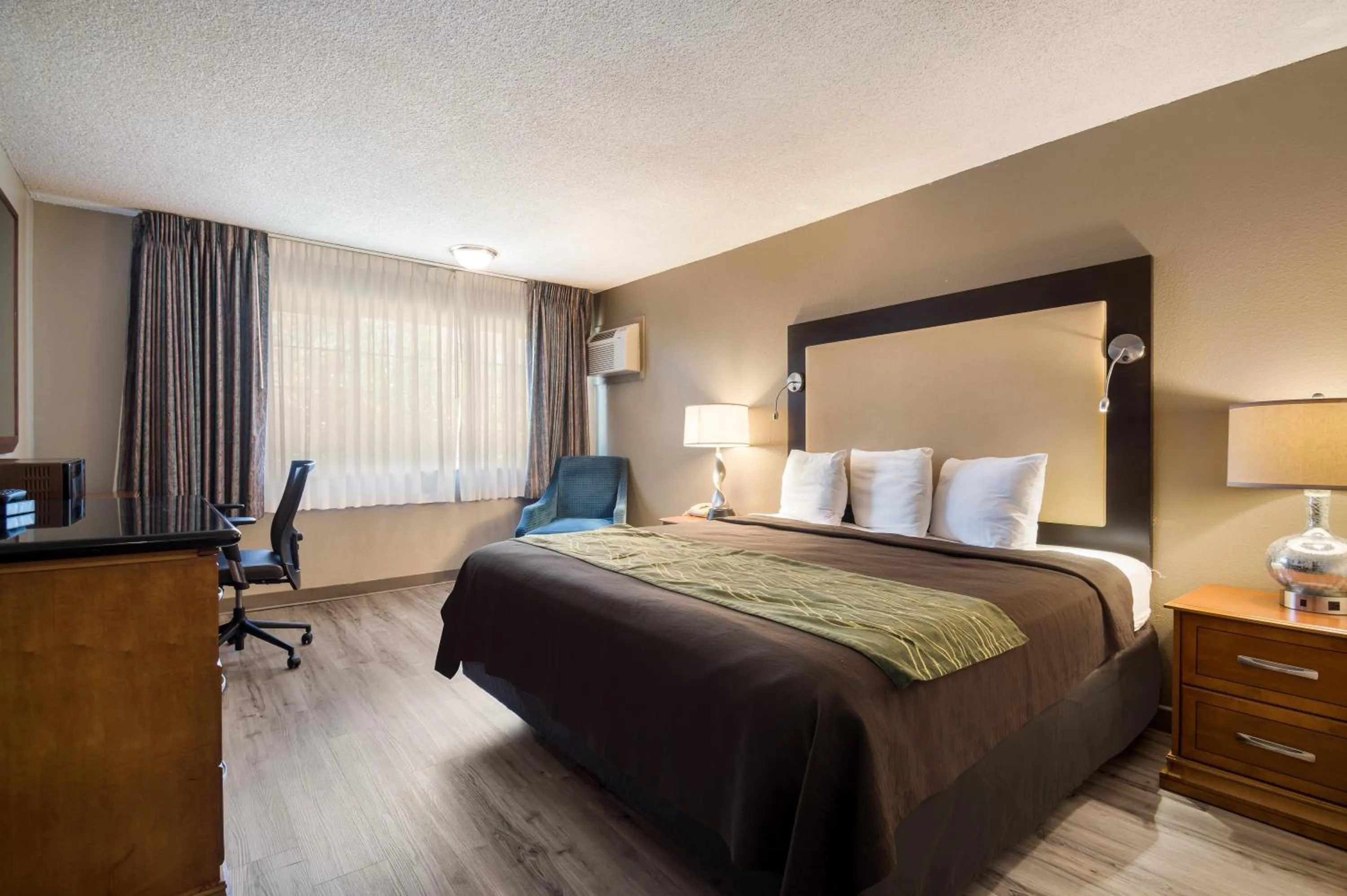 Bed in Rodeway Inn & Suites Portland West - Beaverton