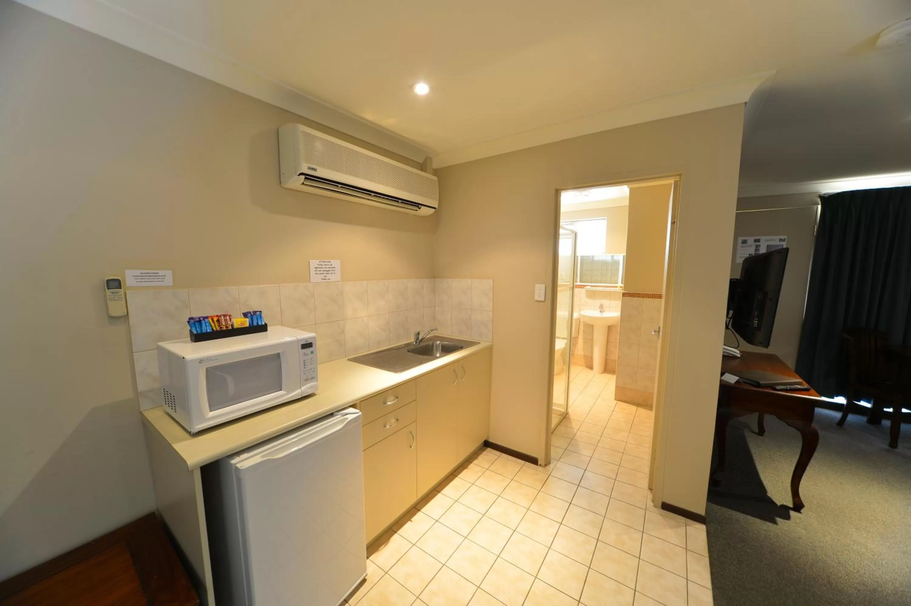 Kitchen or kitchenette in Wattle Grove Motel