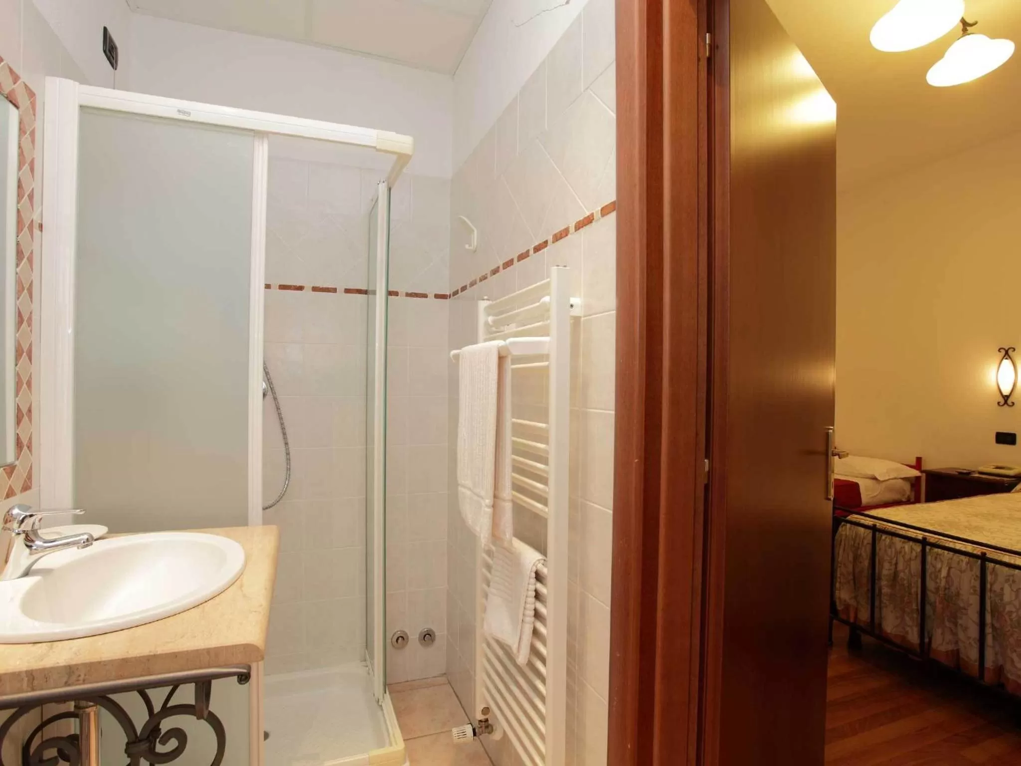 Shower, Bed in Albergo Le Macinaie - Monte Amiata