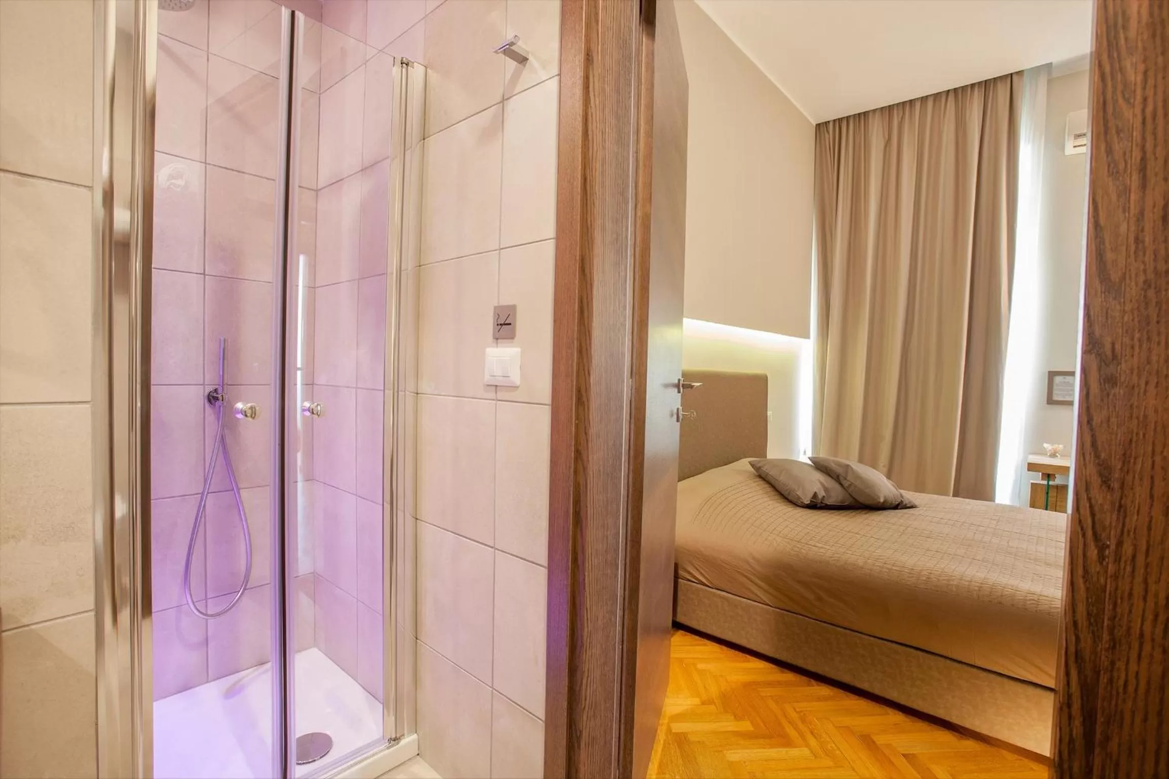 Shower, Bed in B&B Palazzo Depretis