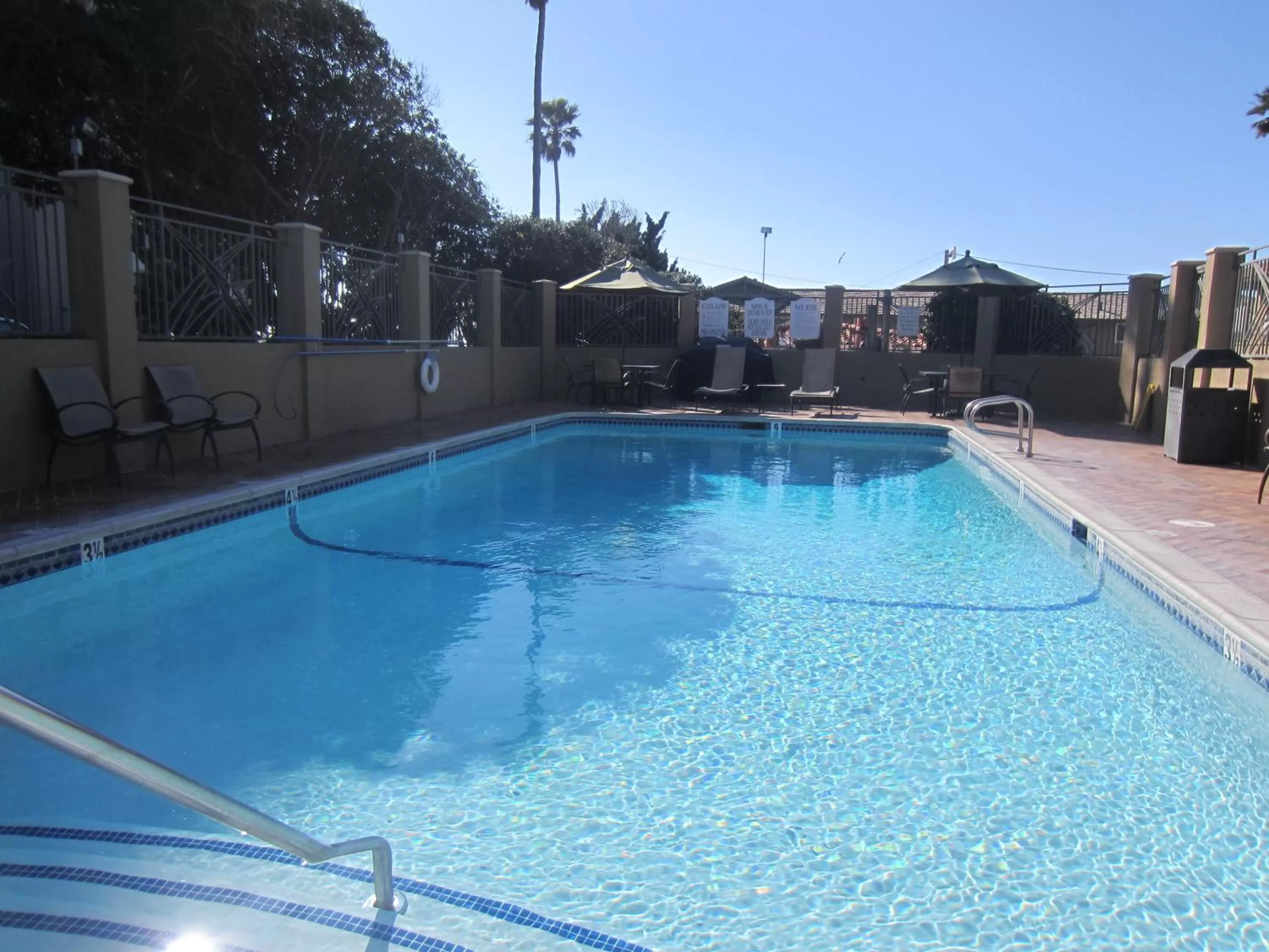 Swimming pool in Pacific Shores Inn