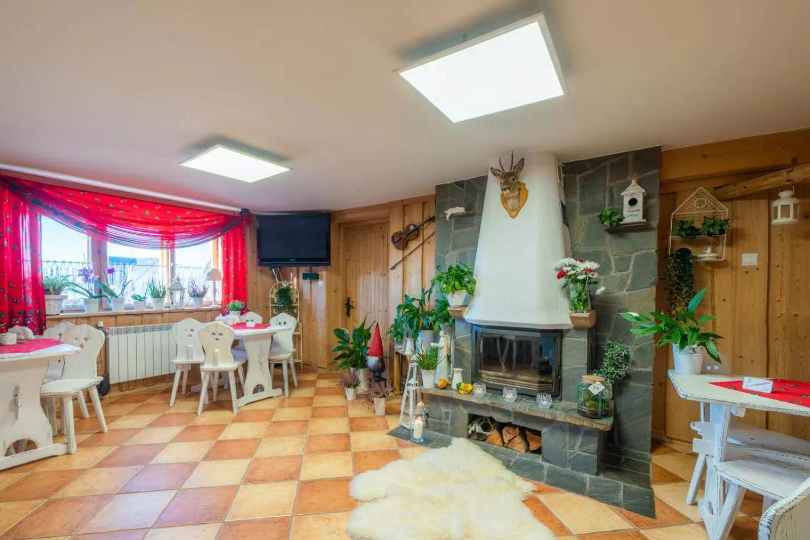 Communal lounge/ TV room in Pokoje Gościnne U Małgorzaty Jacuzzi & Sauna