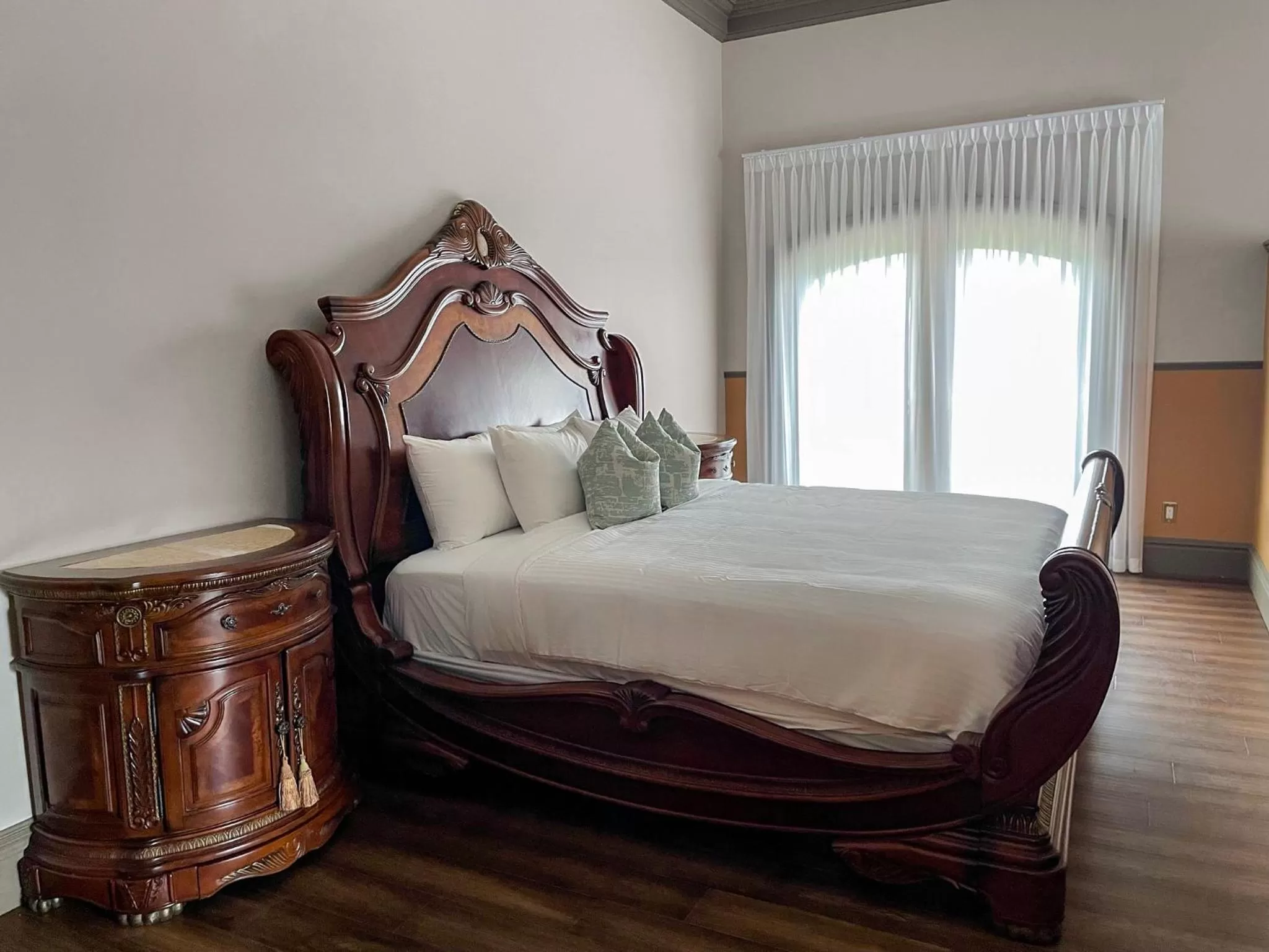 Superior King Room in Niagara Grandview Boutique Hotel