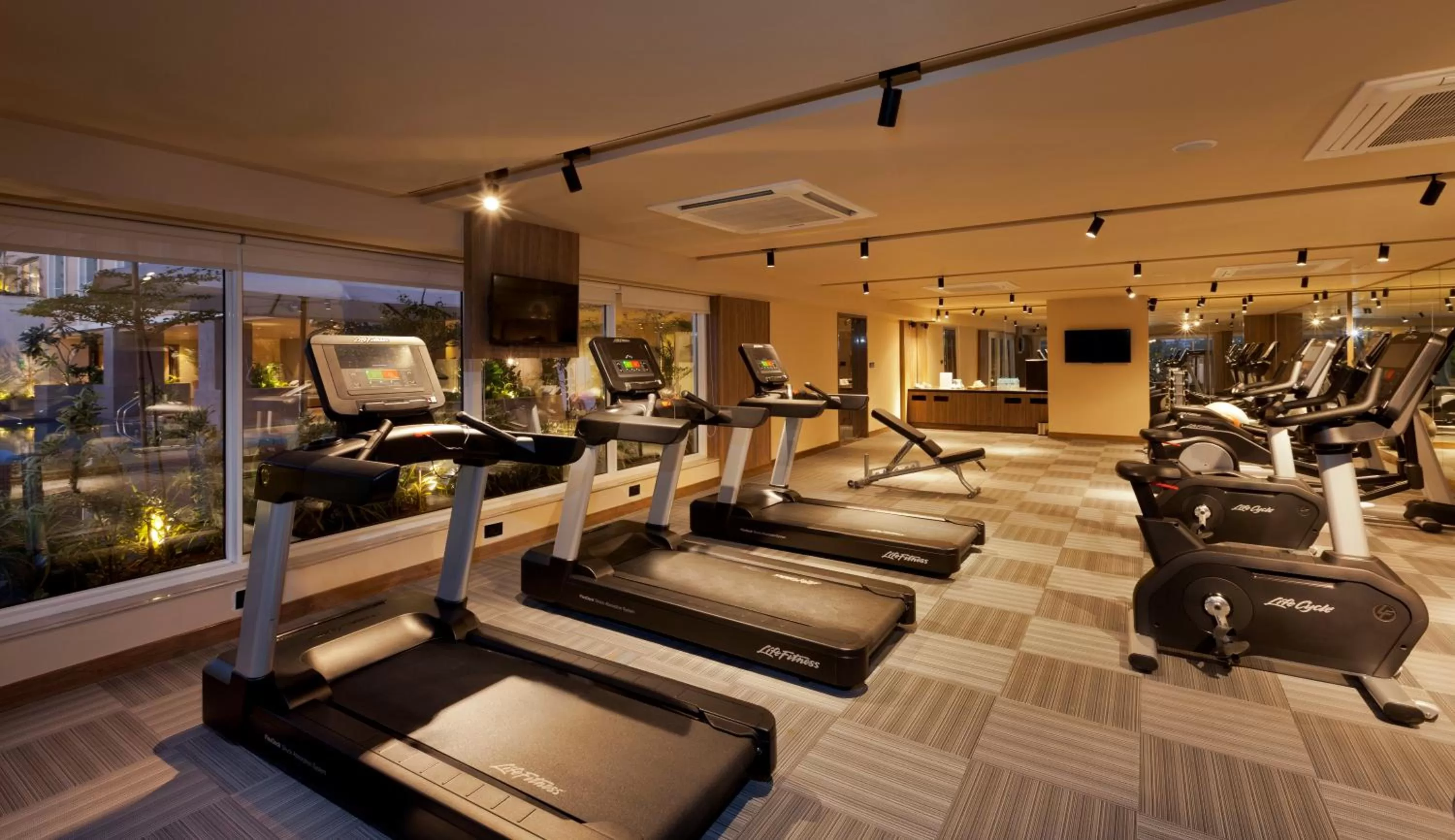 Fitness centre/facilities in Lemon Tree Premier City Center Pune