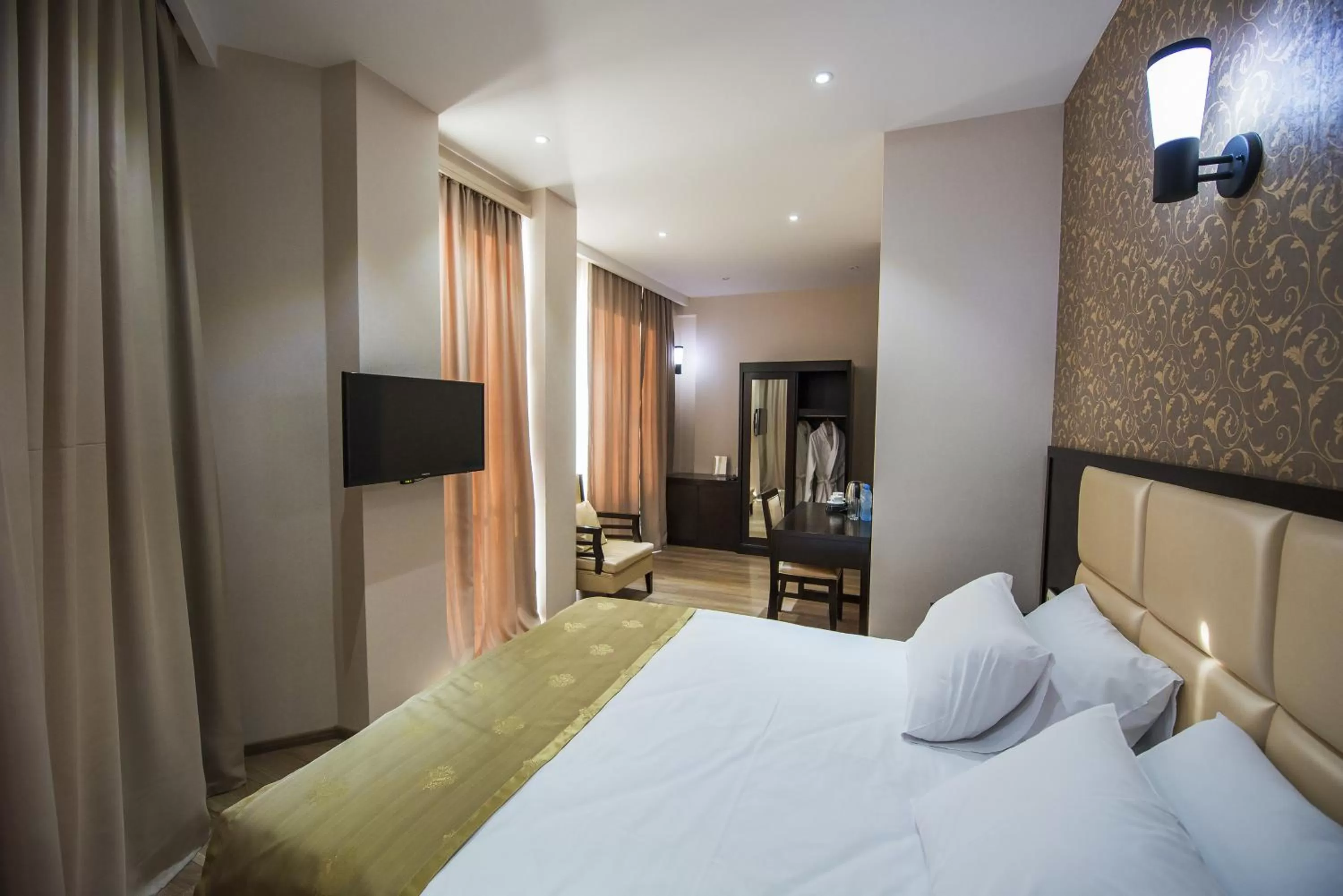 Photo of the whole room, Bed in Tbilisi Inn