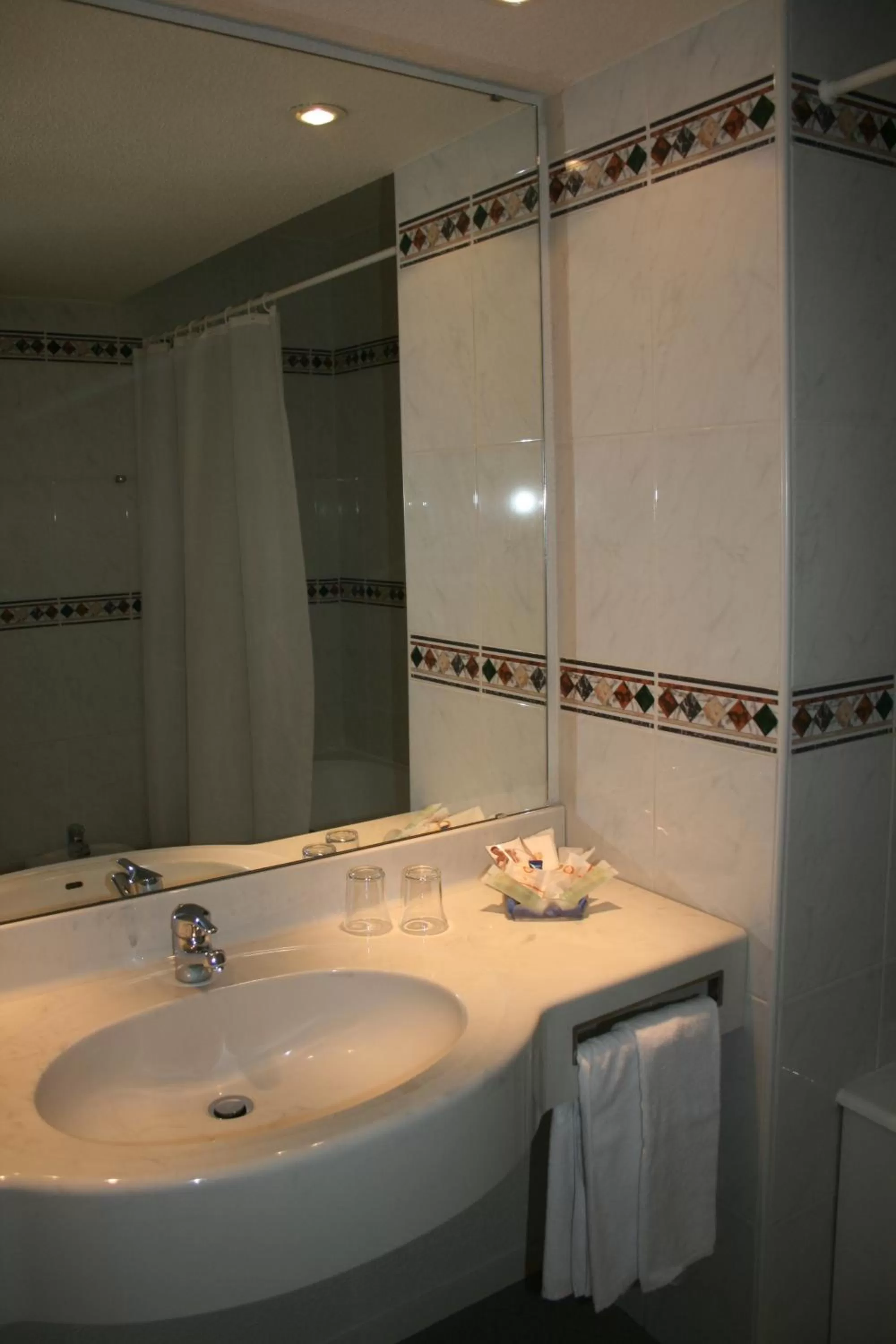 Bathroom in Best Western Hotel Sourcéo