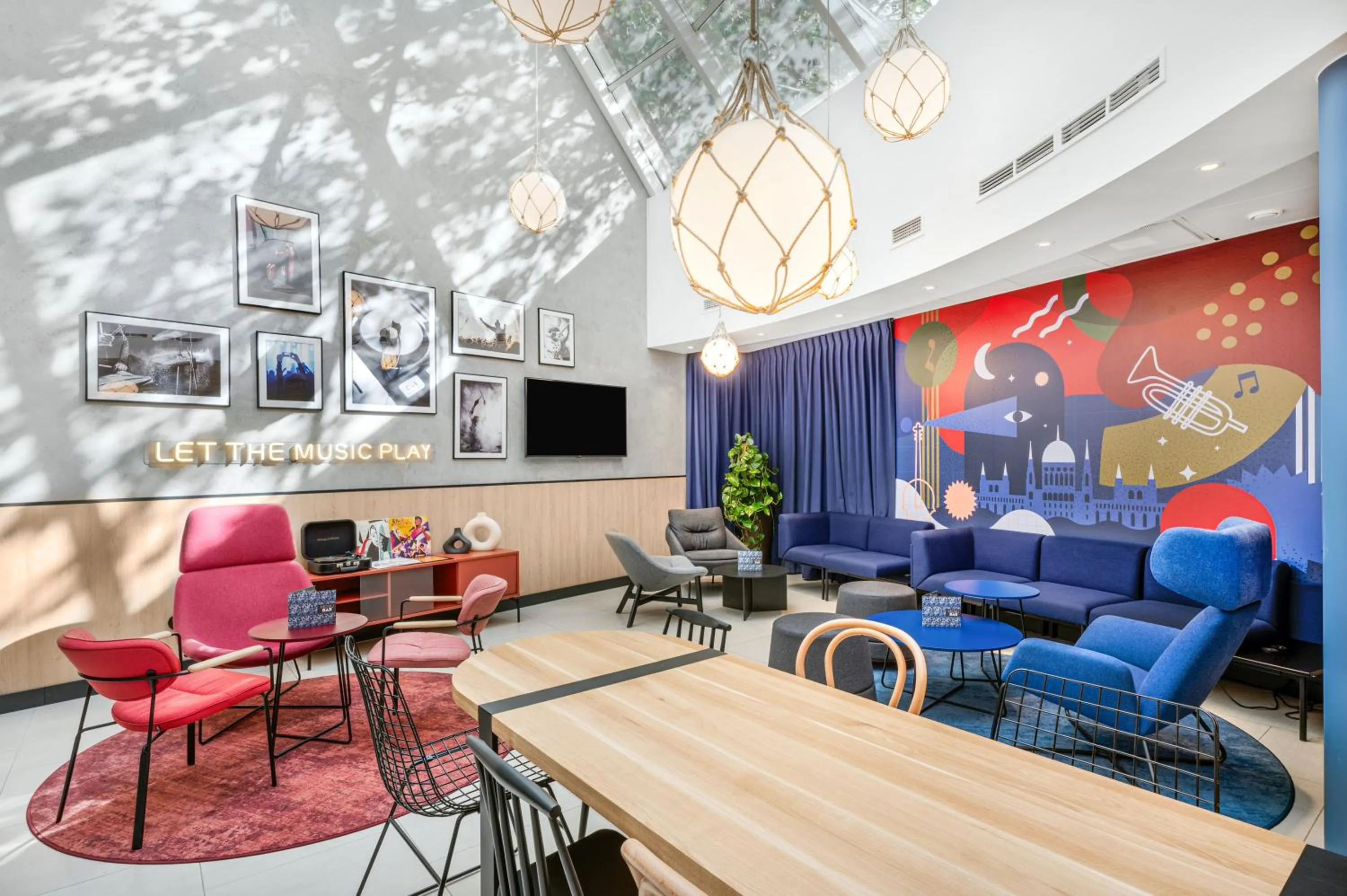 Communal lounge/ TV room in Ibis Budapest Centrum