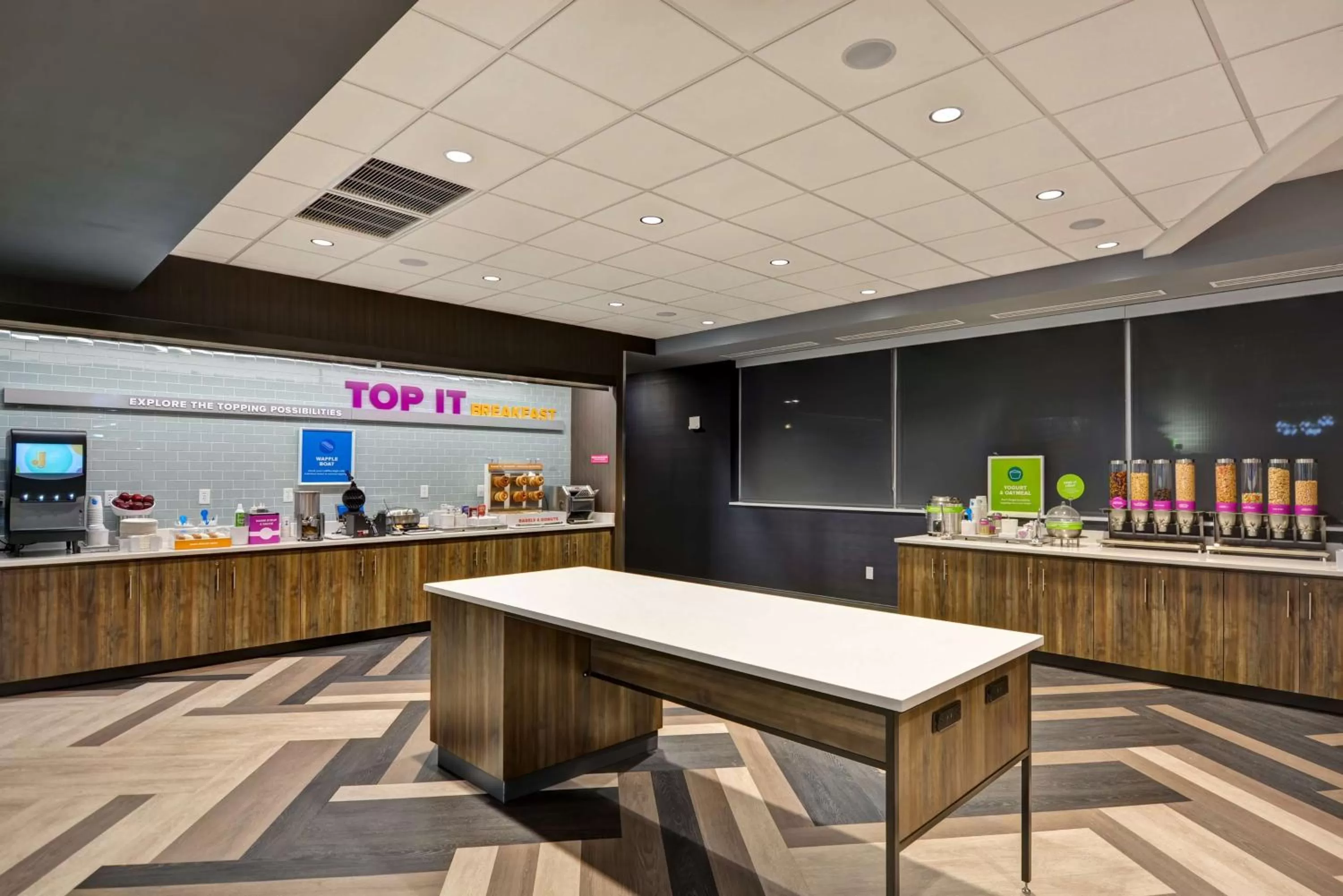 Dining area in Tru by Hilton Syracuse North Airport Area