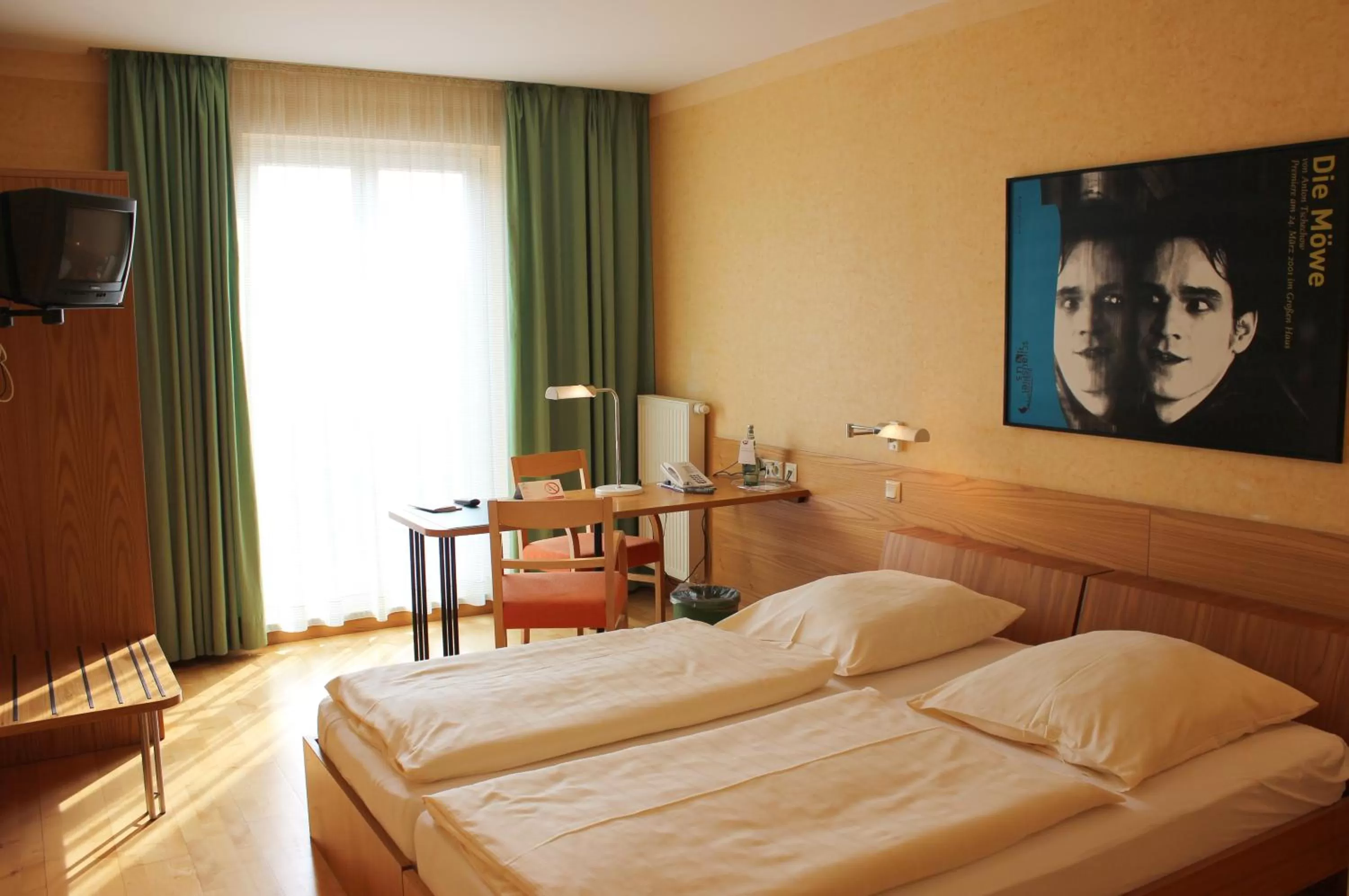 Photo of the whole room, Bed in An der Persiluhr Stadt-gut-Hotel