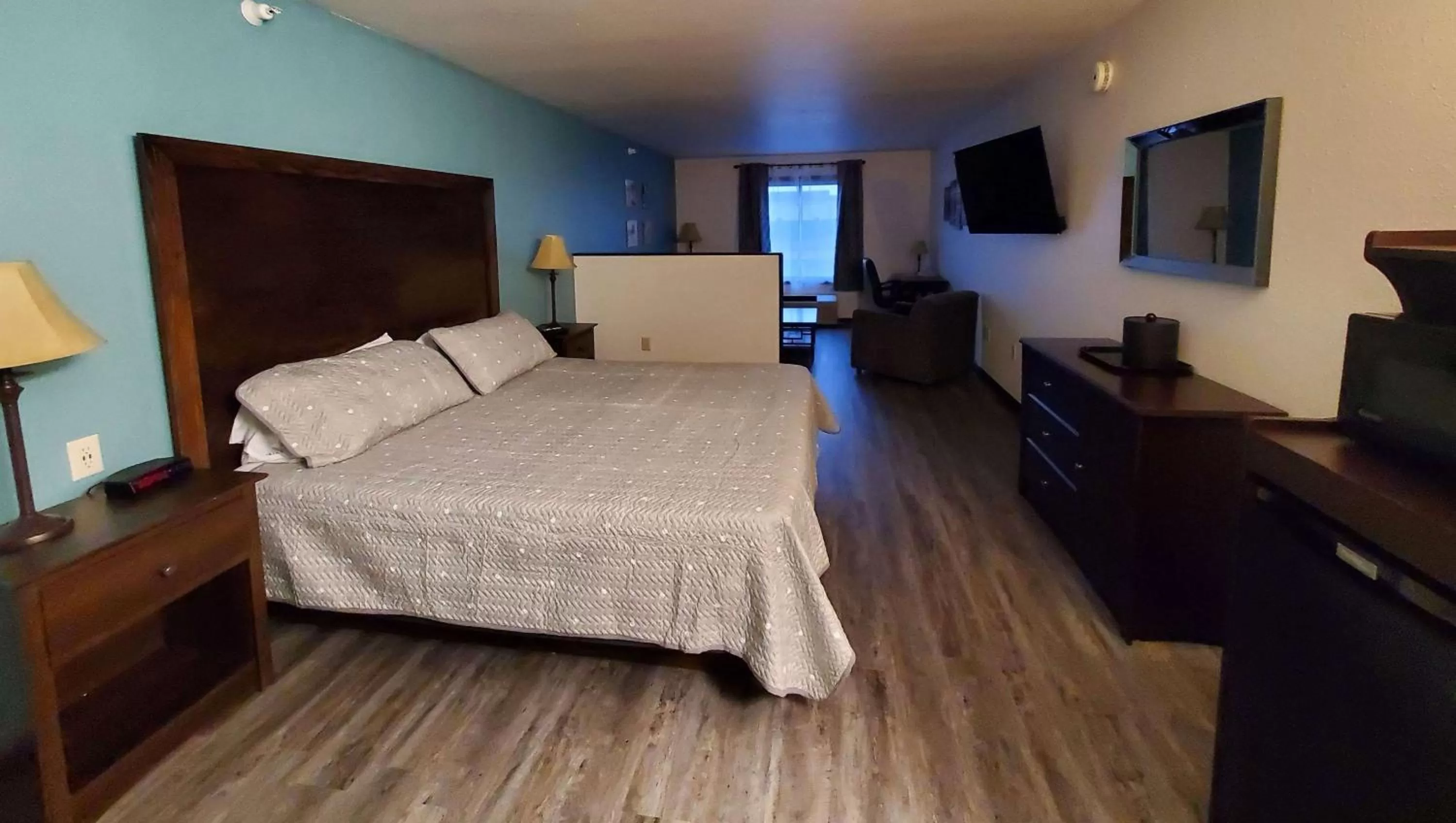 Photo of the whole room, Bed in Jasper Ridge Inn Ishpeming