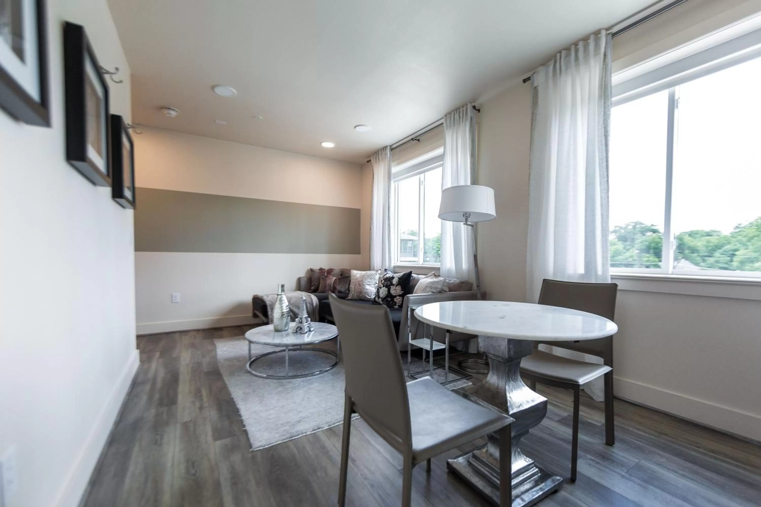 Seating area in The Bishop Arts Hotel by Qresorts