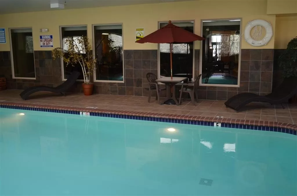 Swimming pool in Inn at Cross Keys Station