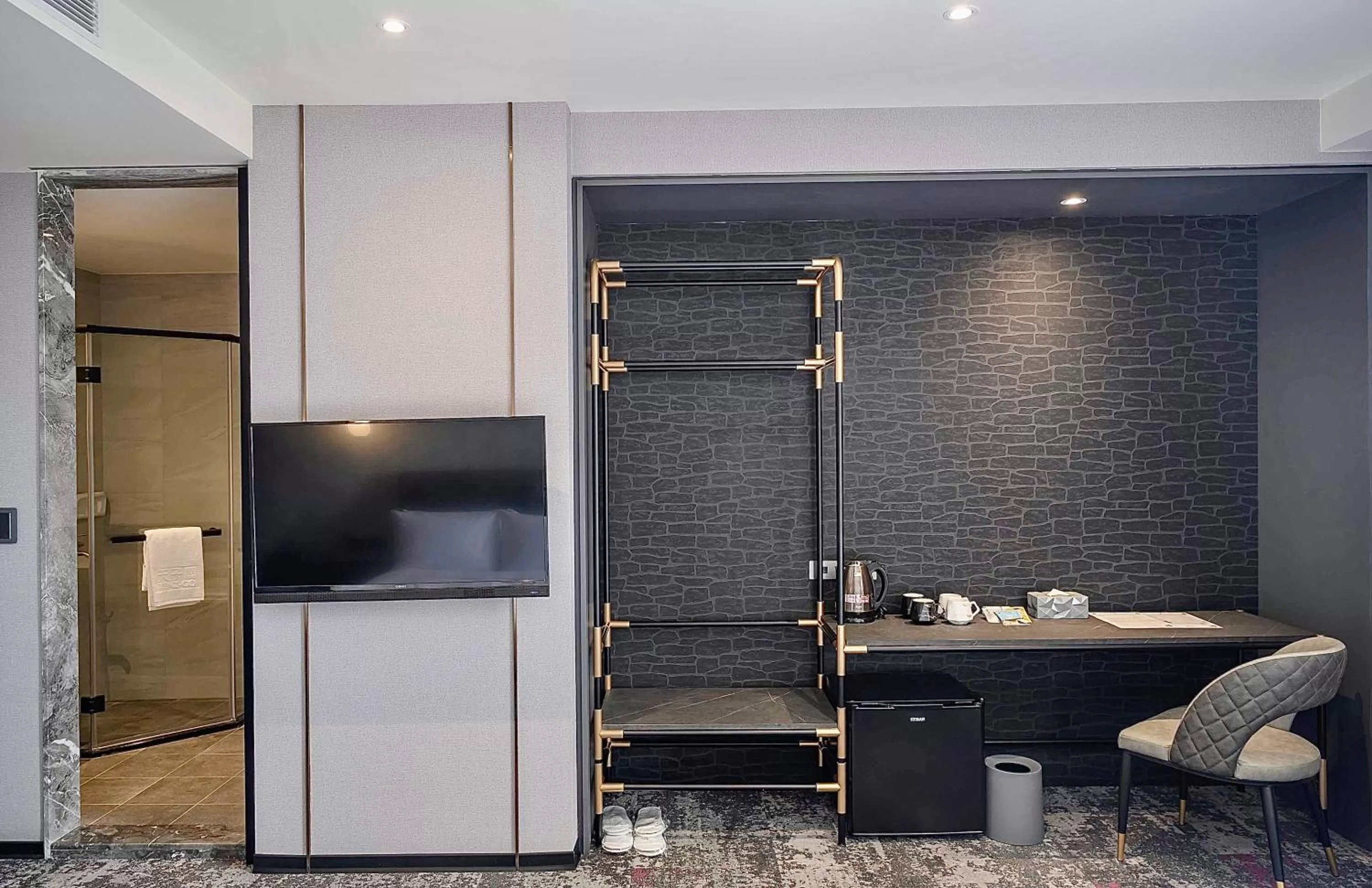 Shower in Tenz Go Hotel