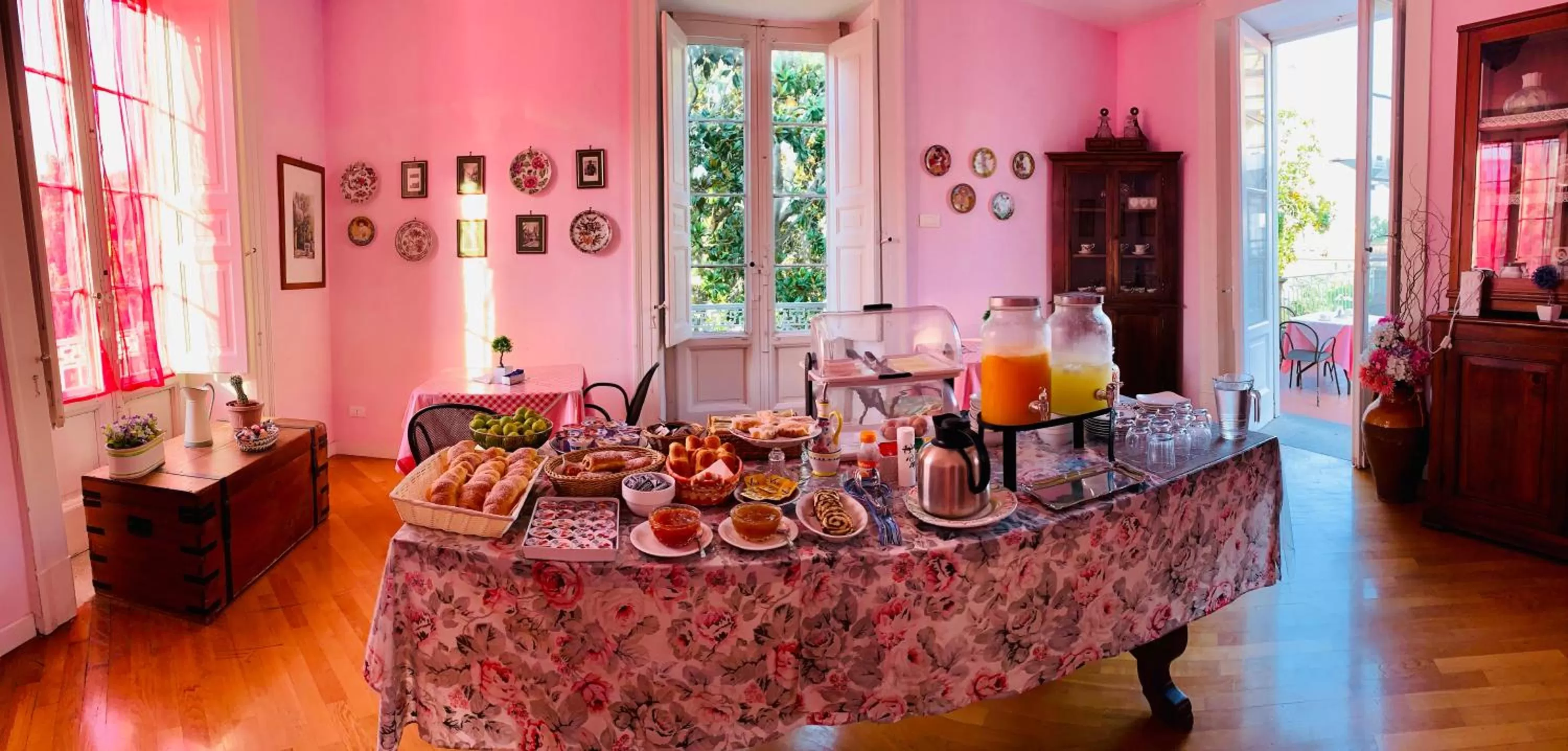 Coffee/tea facilities in The Secret Garden Relais