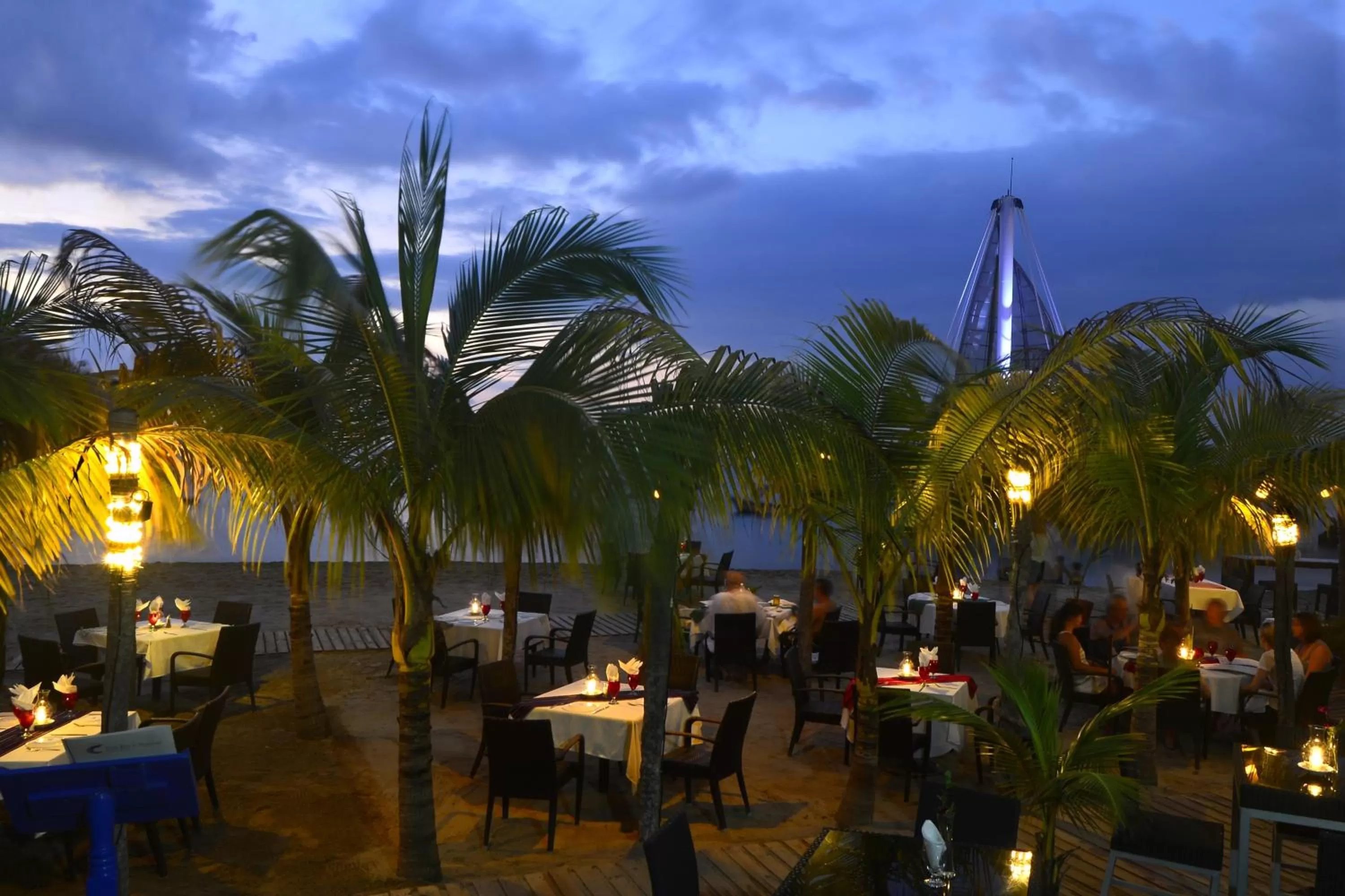 Restaurant/places to eat in Emperador Vallarta Beachfront Hotel and Suites