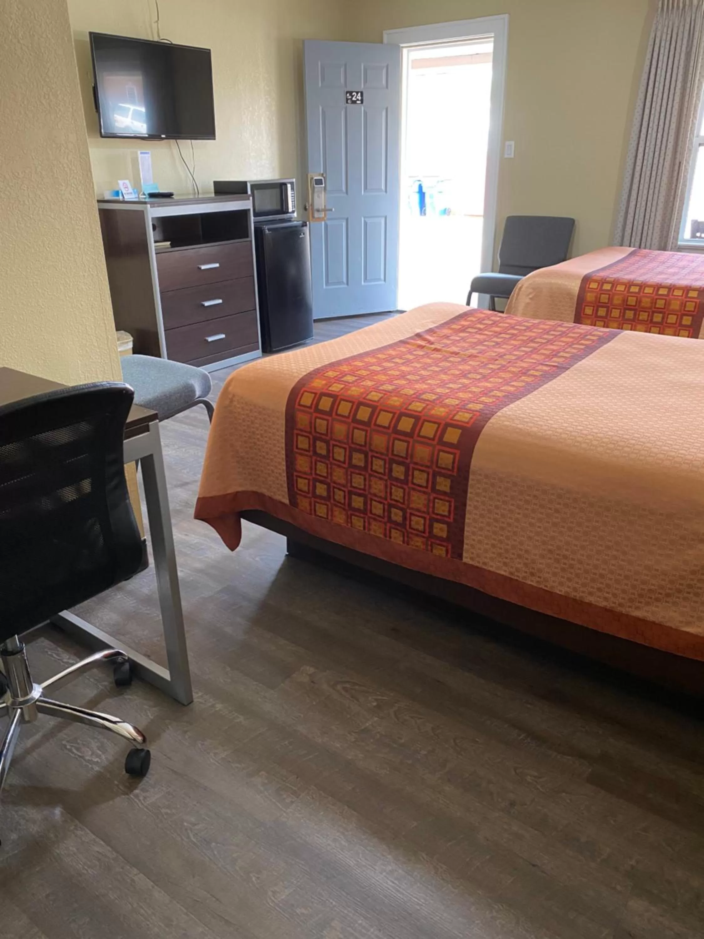 Bedroom, Bed in Savannah Motel