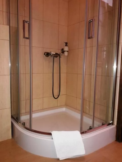 Gościniec Dworski w Ropie - Pokoje gościnne