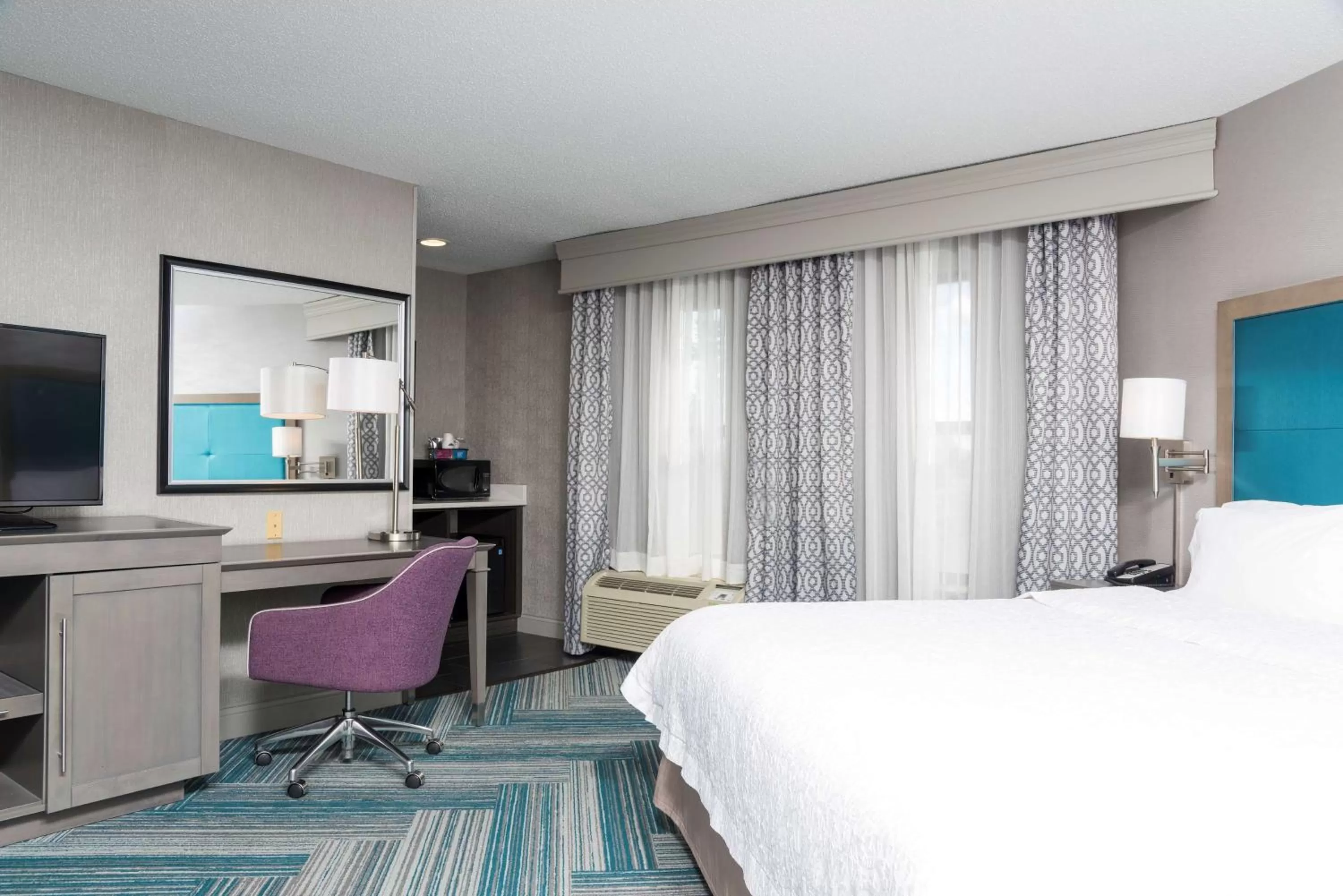 Bedroom, Bed in Hampton Inn Midland