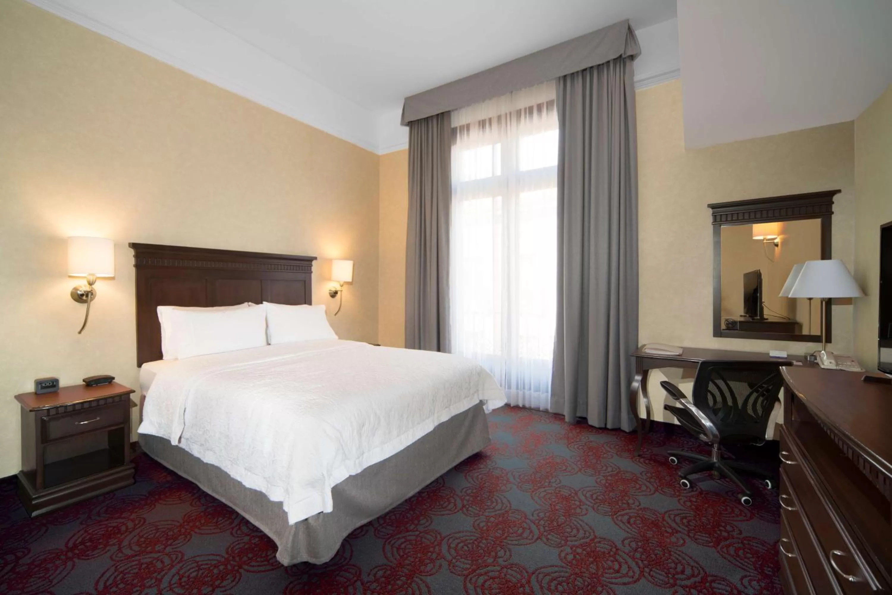 Bedroom, Bed in Hampton Inn & Suites Mexico City - Centro Historico