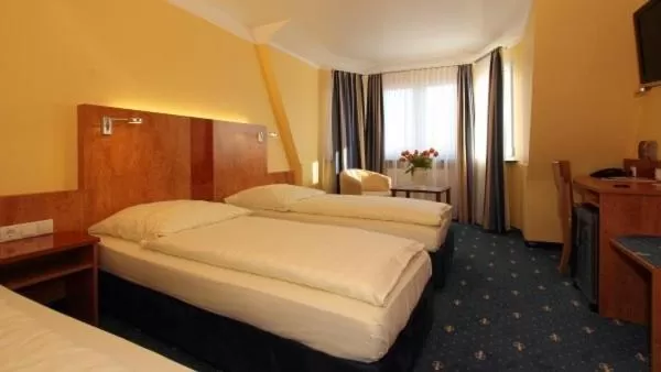 Photo of the whole room, Bed in Aparthotel Astro - Nichtraucherhotel
