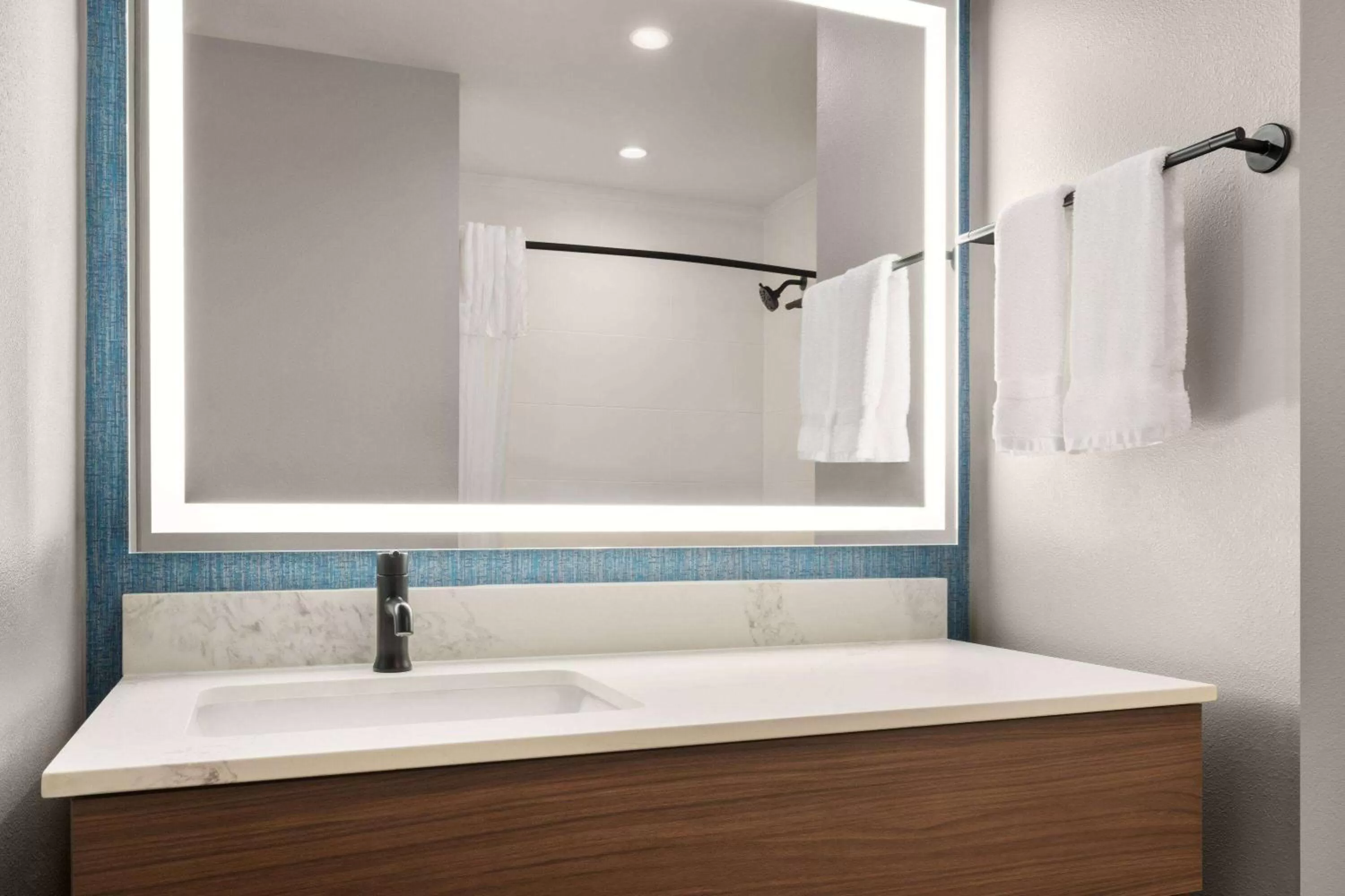 Shower in La Quinta Inn & Suites by Wyndham Del Rio