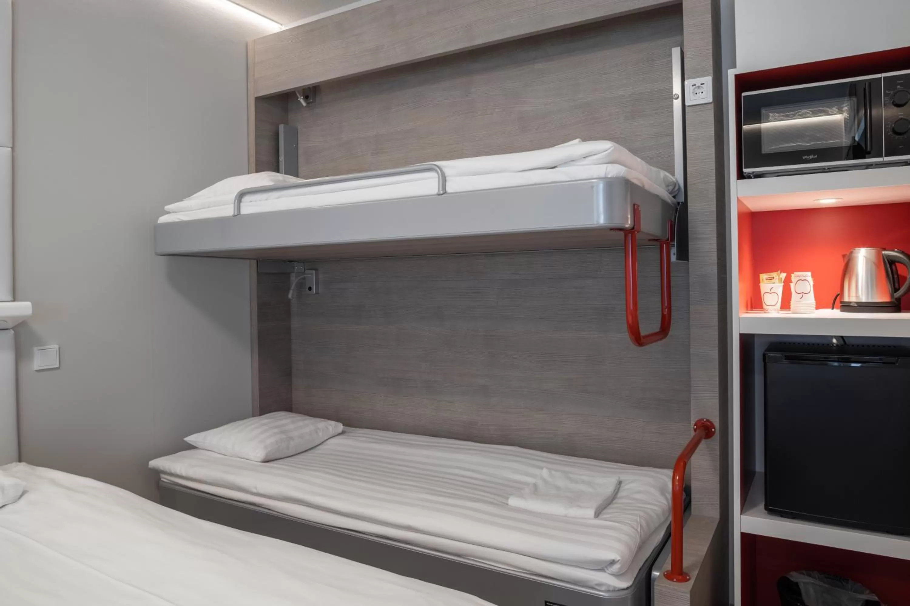 Kitchen or kitchenette, Bed in Omena Hotel Vaasa Espen