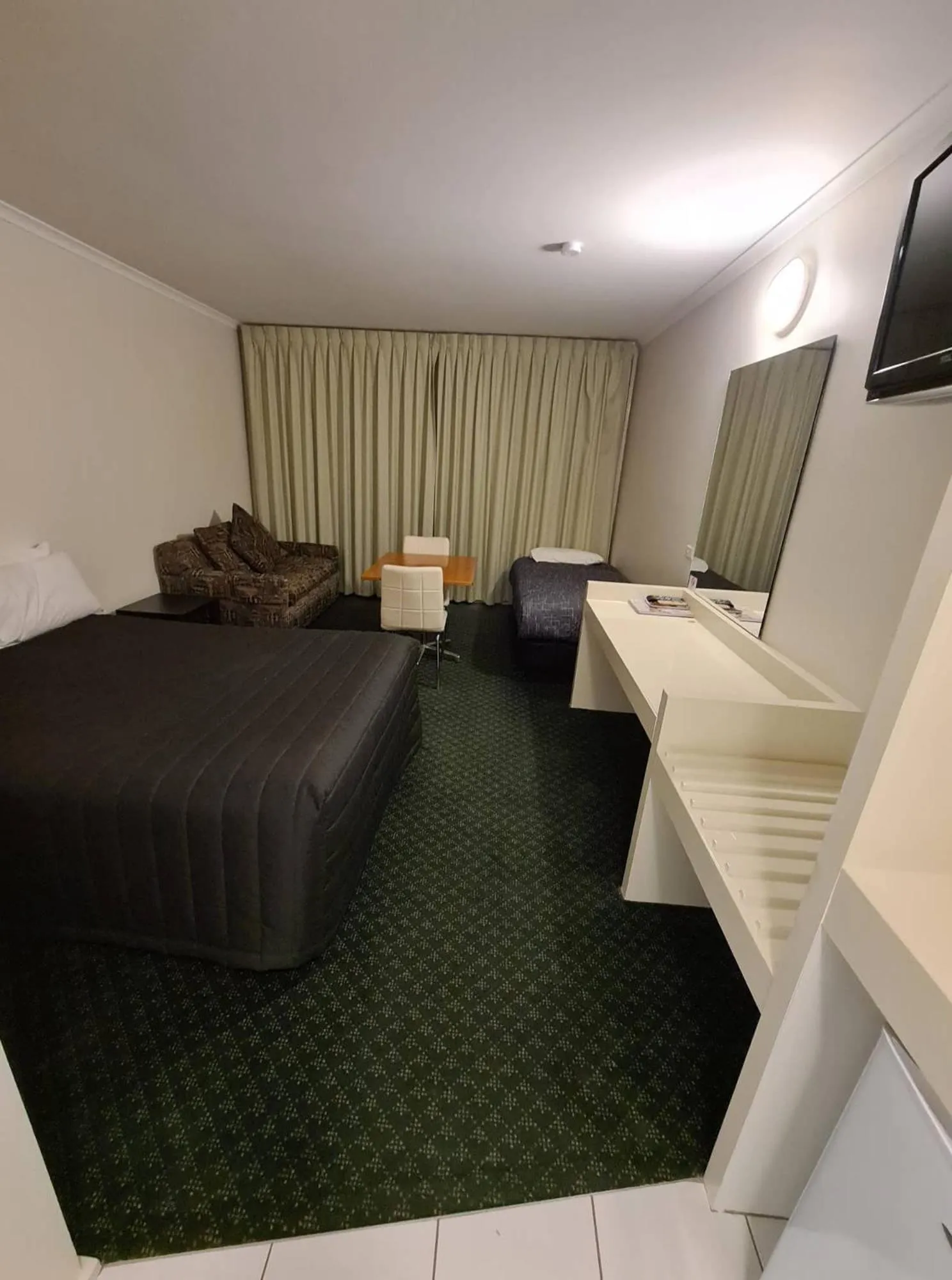 Executive Queen Room in Cottonwood Motor Inn