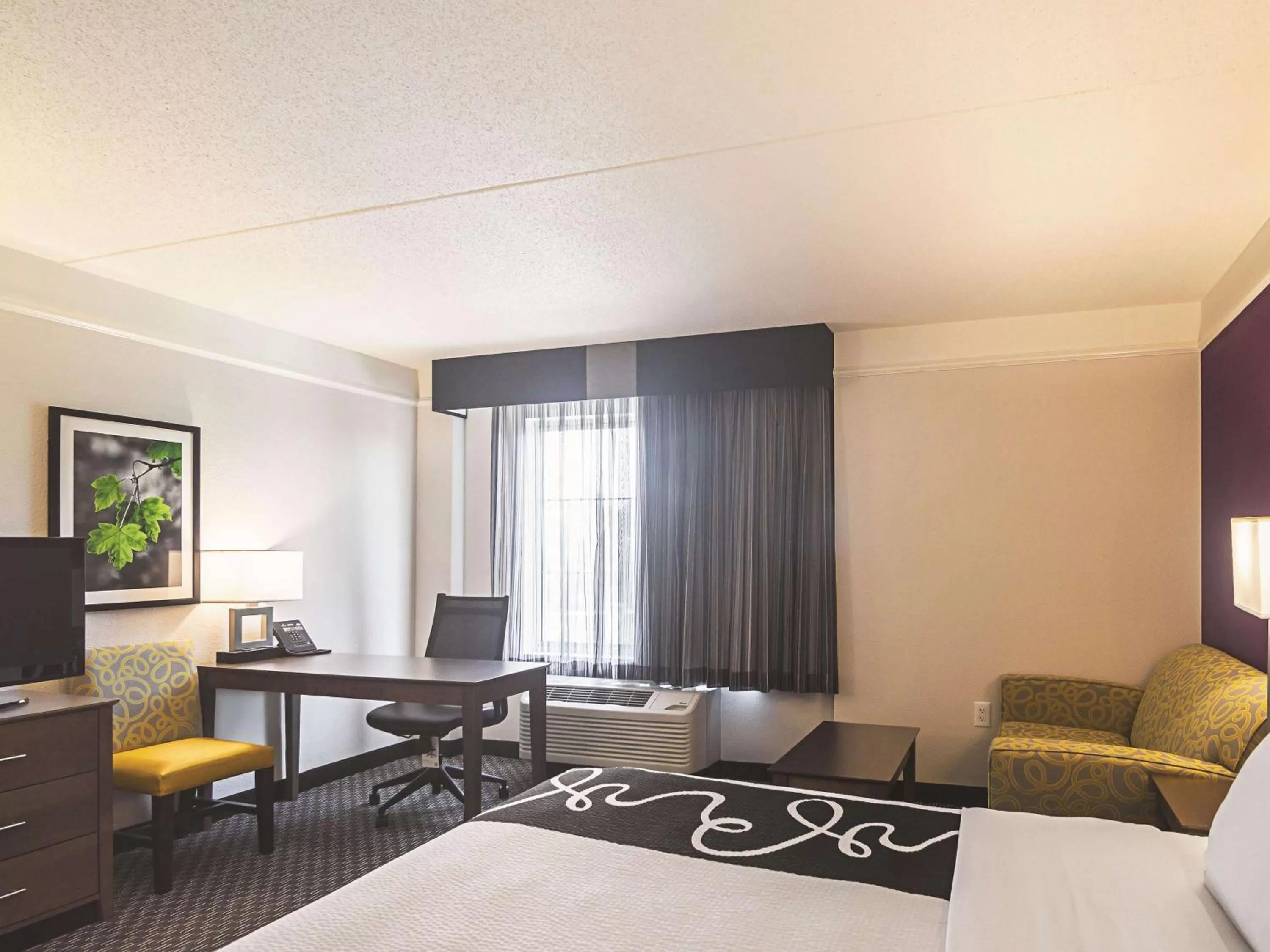 Photo of the whole room, Bed in La Quinta by Wyndham Oklahoma City - NW Expwy