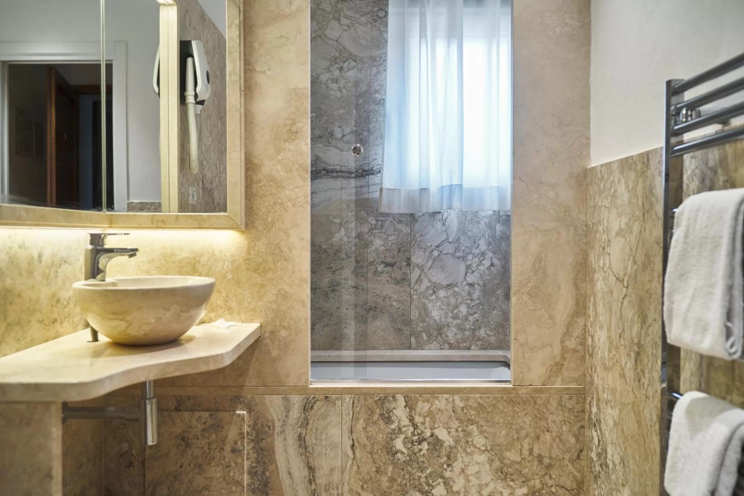 Bathroom in Albergo Chiusarelli