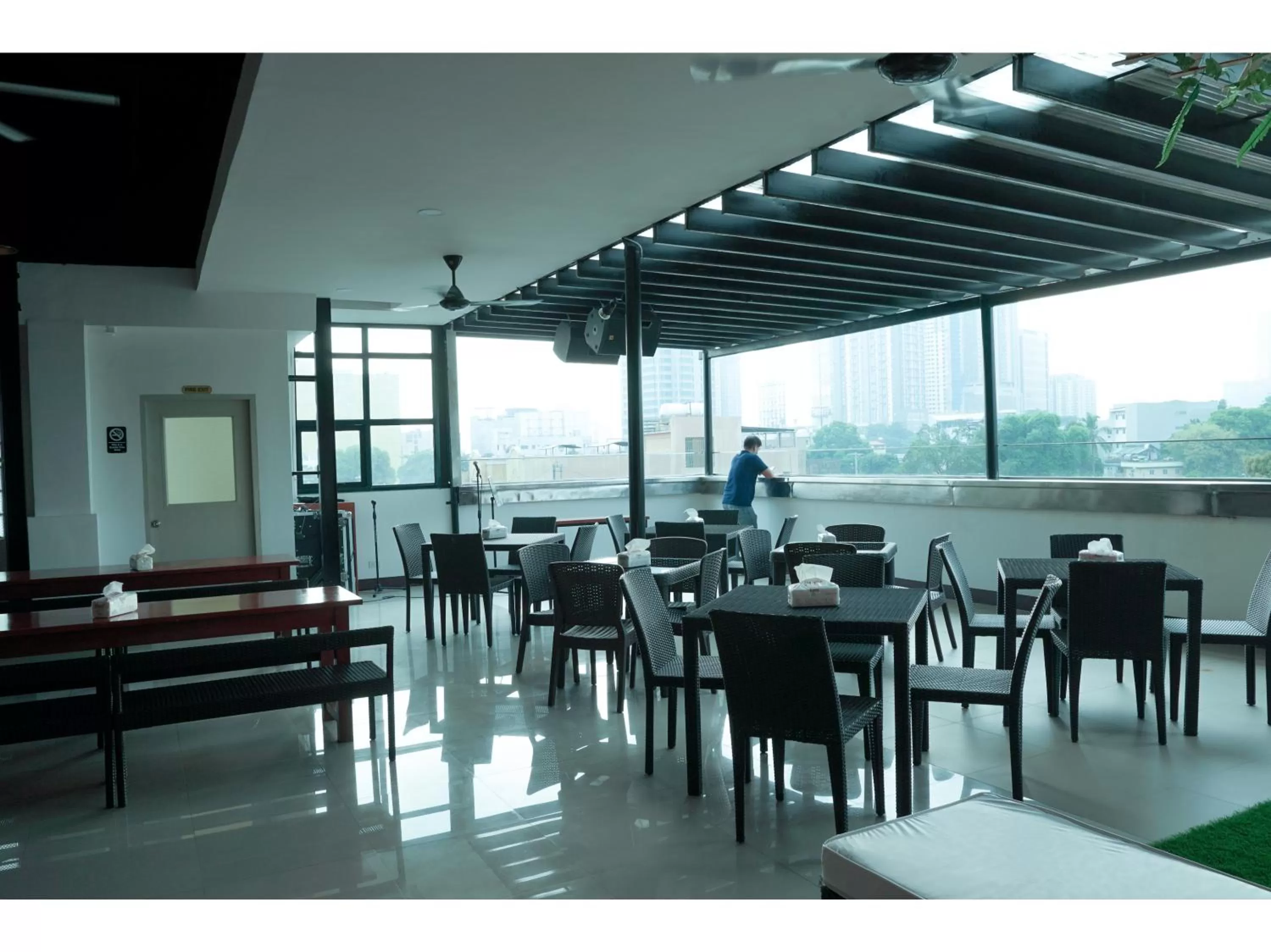 Restaurant/places to eat in M28 Hotel and Apartments