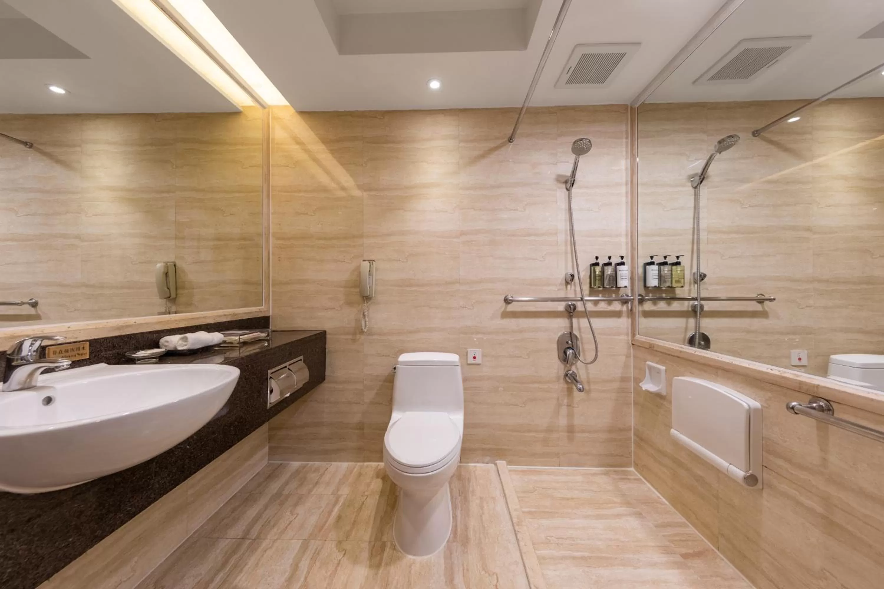 Bathroom in Crowne Plaza Foshan by IHG