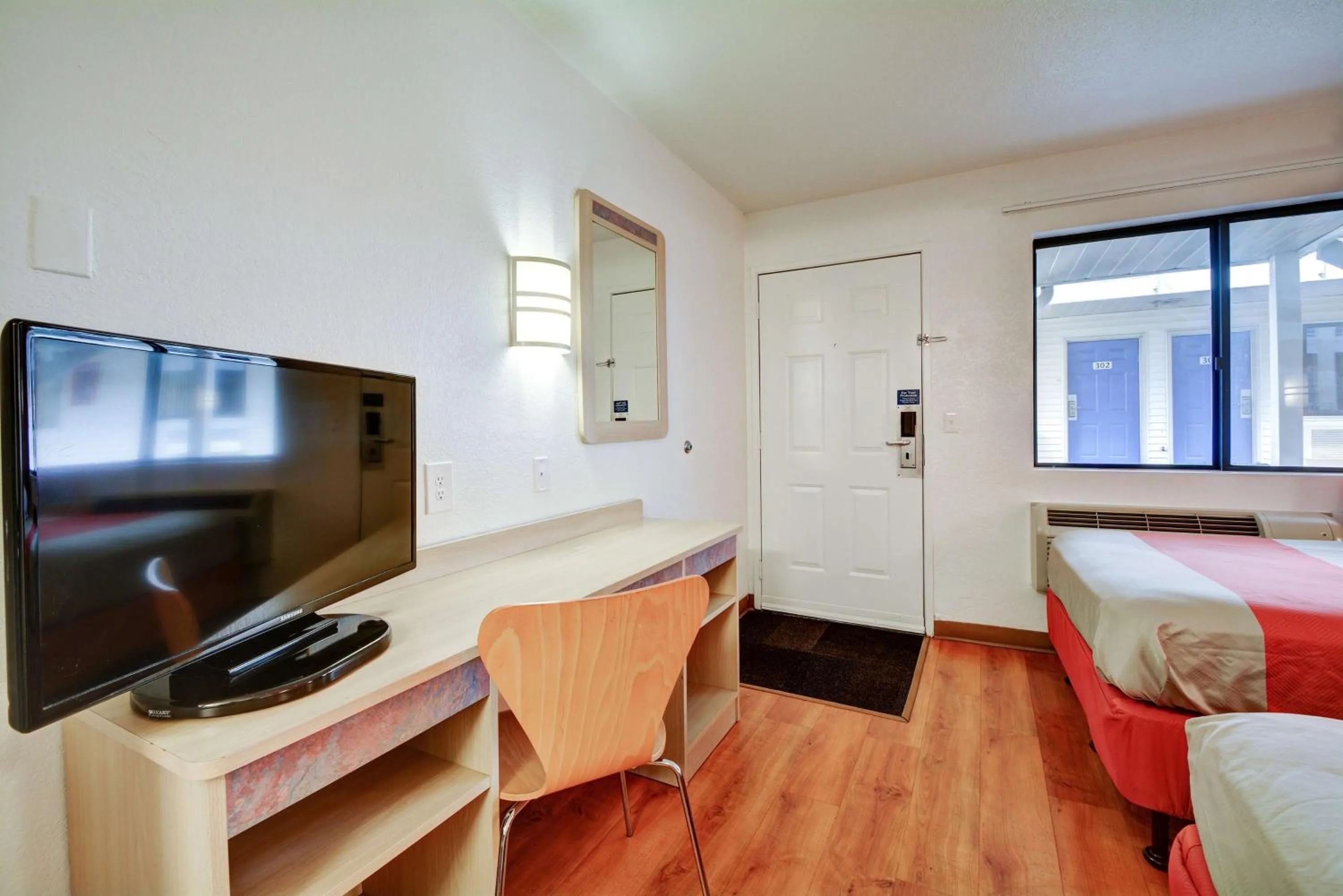 TV and multimedia, Bed in Motel 6-Southington, CT - Hartford