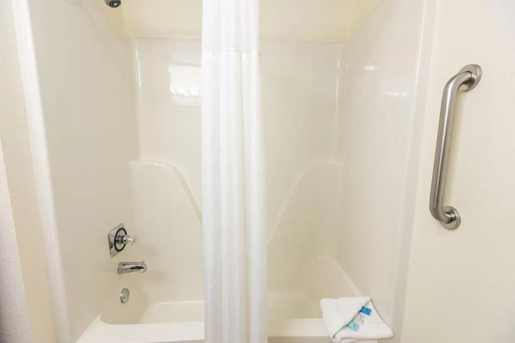 Bathroom in Savannah House Hotel