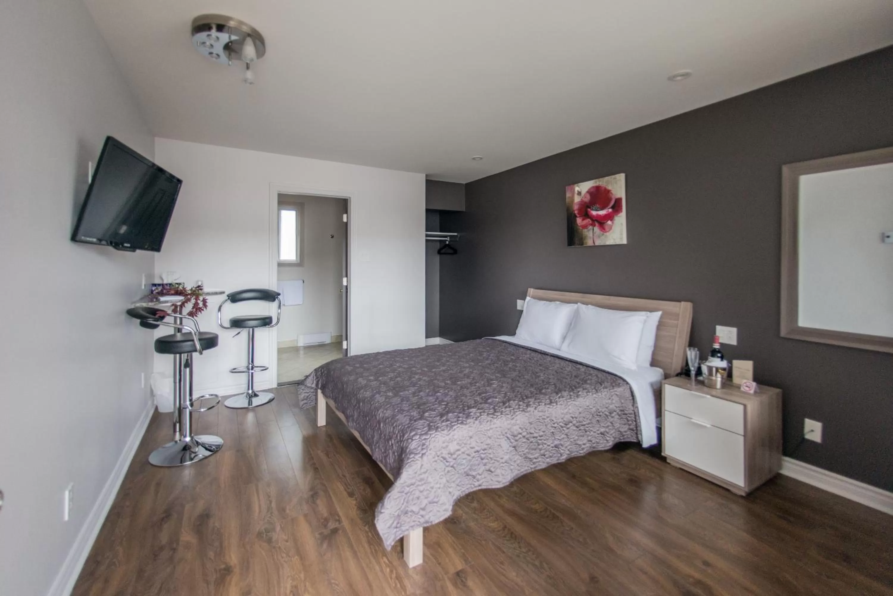 Photo of the whole room, Bed in Auberge St. Jacques