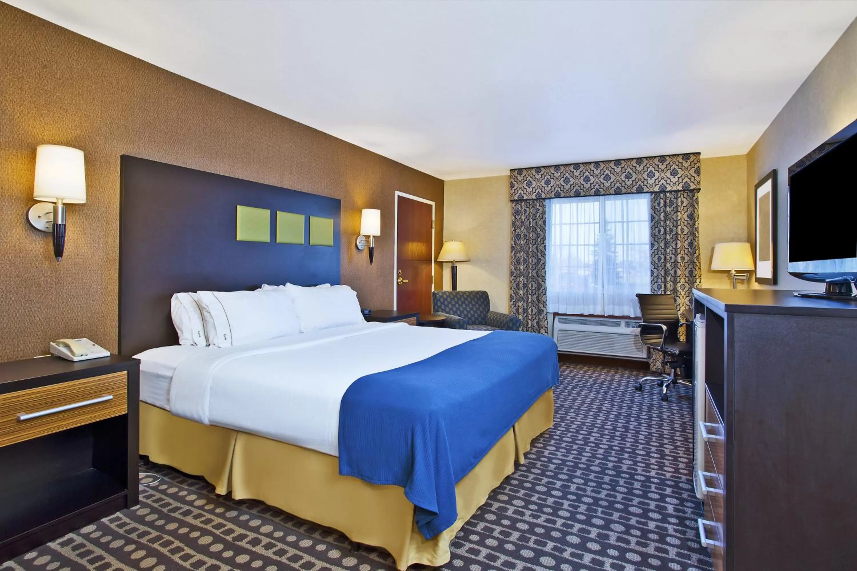 Photo of the whole room, Bed in Holiday Inn Express Hotel & Suites Wabash by IHG