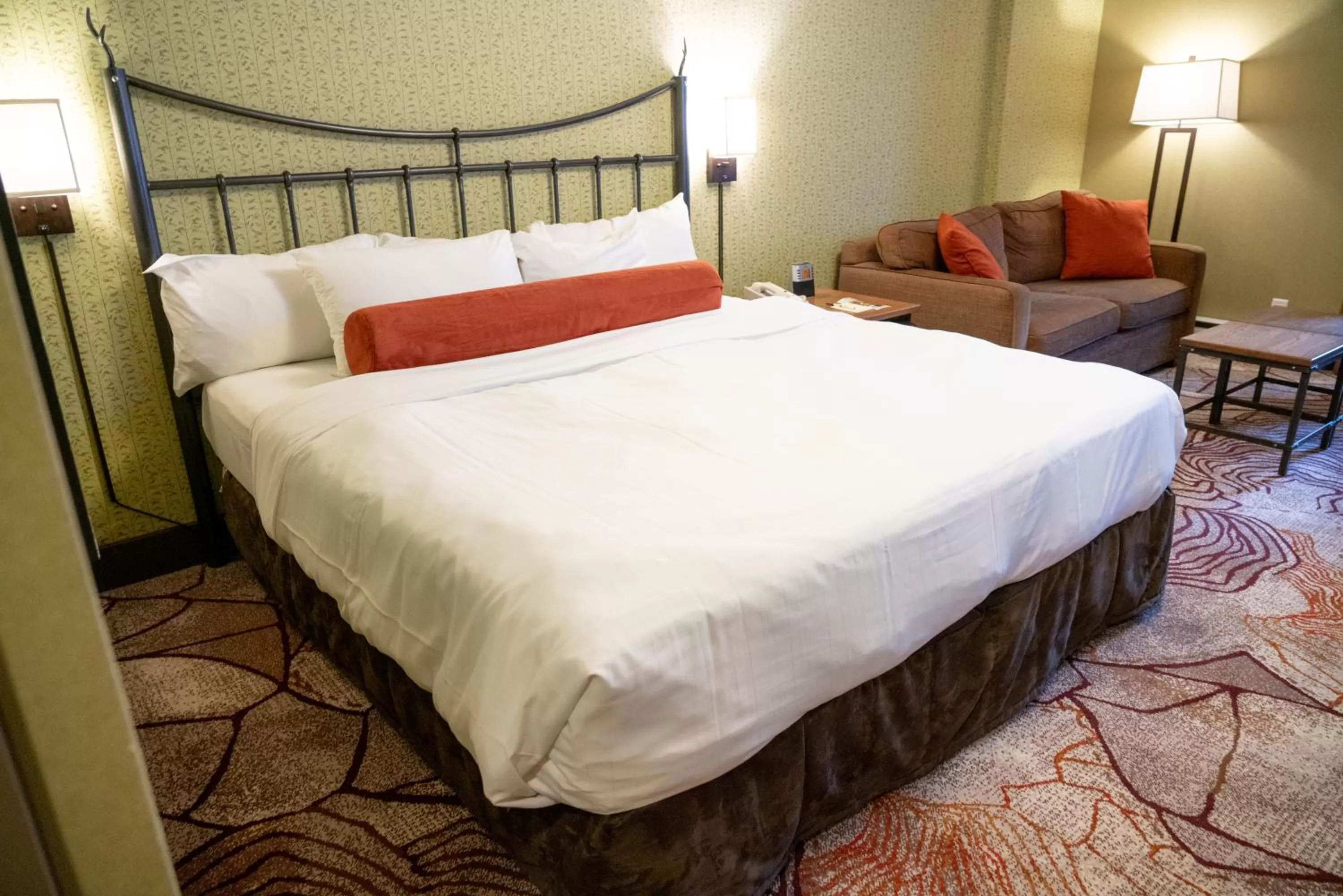 Bed in Banff Caribou Lodge and Spa