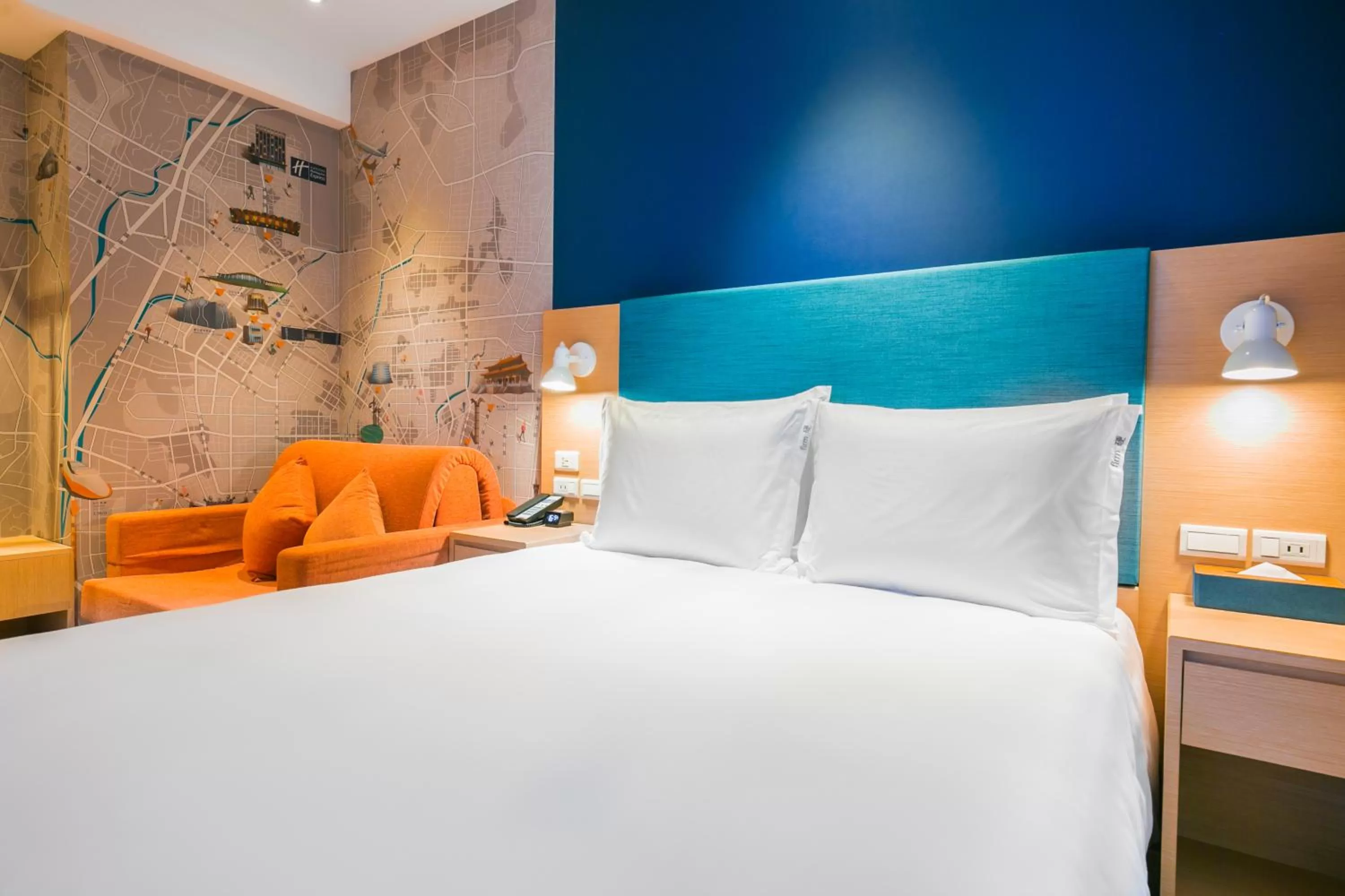 Bed in Holiday Inn Express Taichung Fengchia by IHG