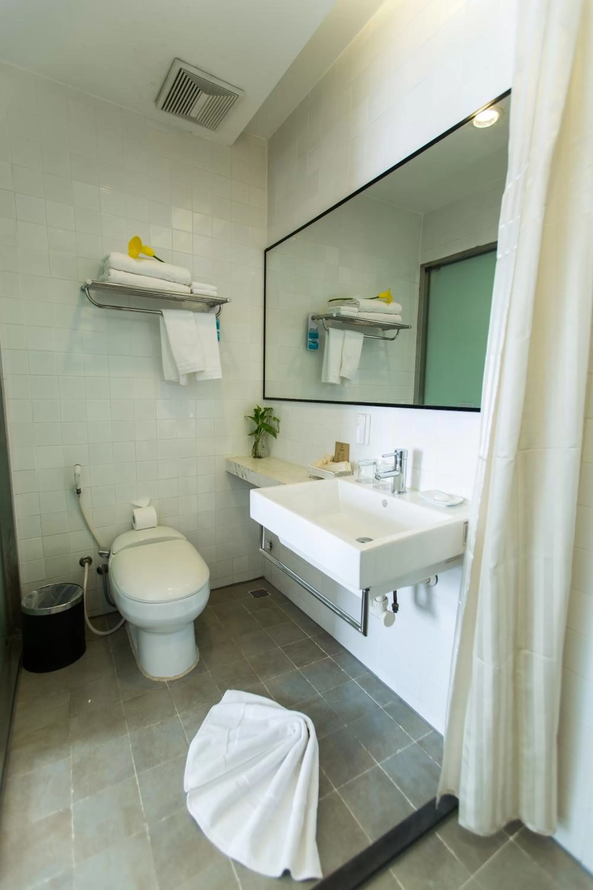 Bathroom in The Alcove Library Hotel