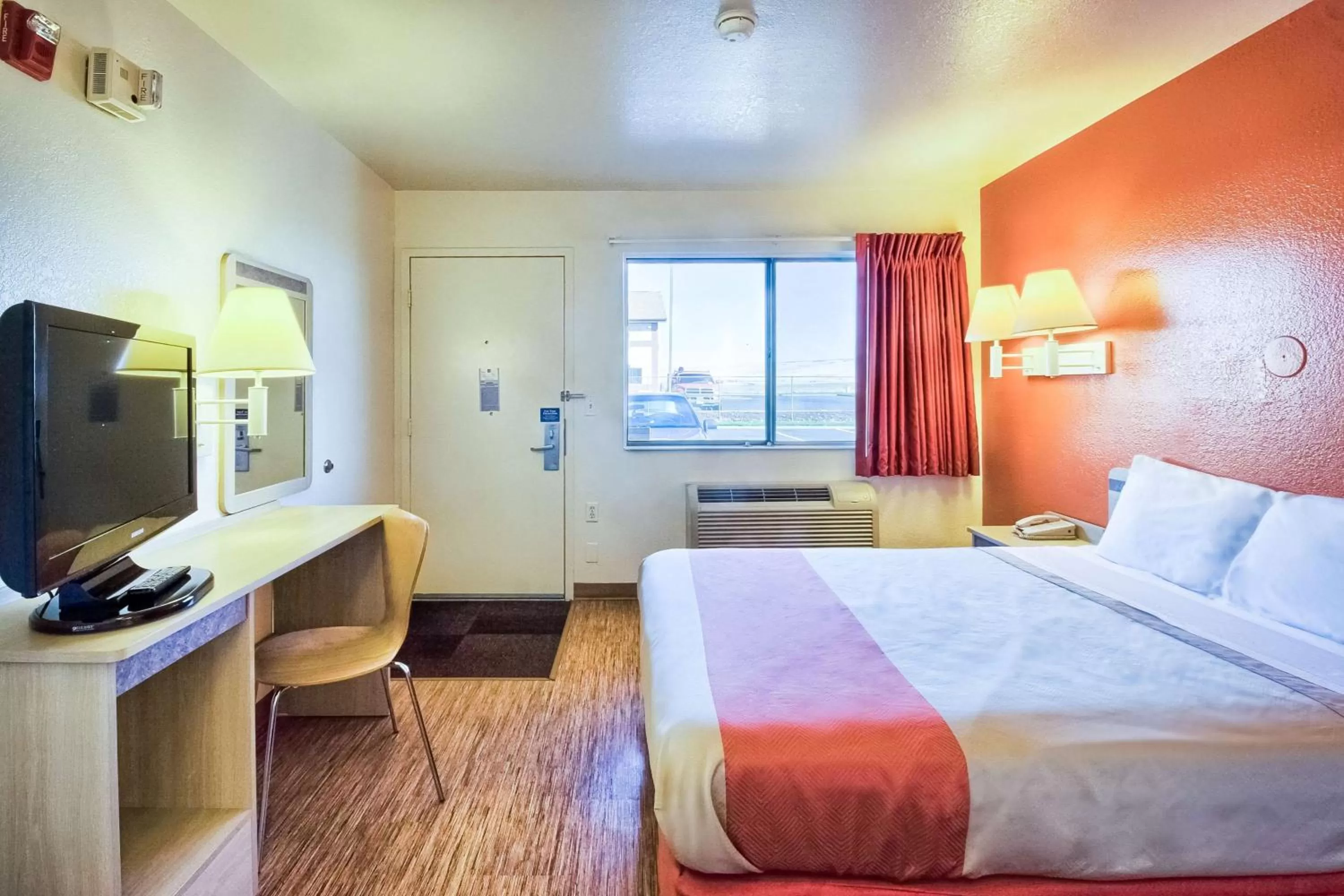 TV and multimedia, Bed in Motel 6-Pendleton, OR