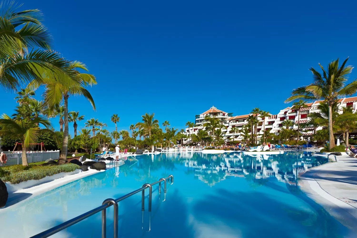 Swimming pool in Parque Santiago IV Official