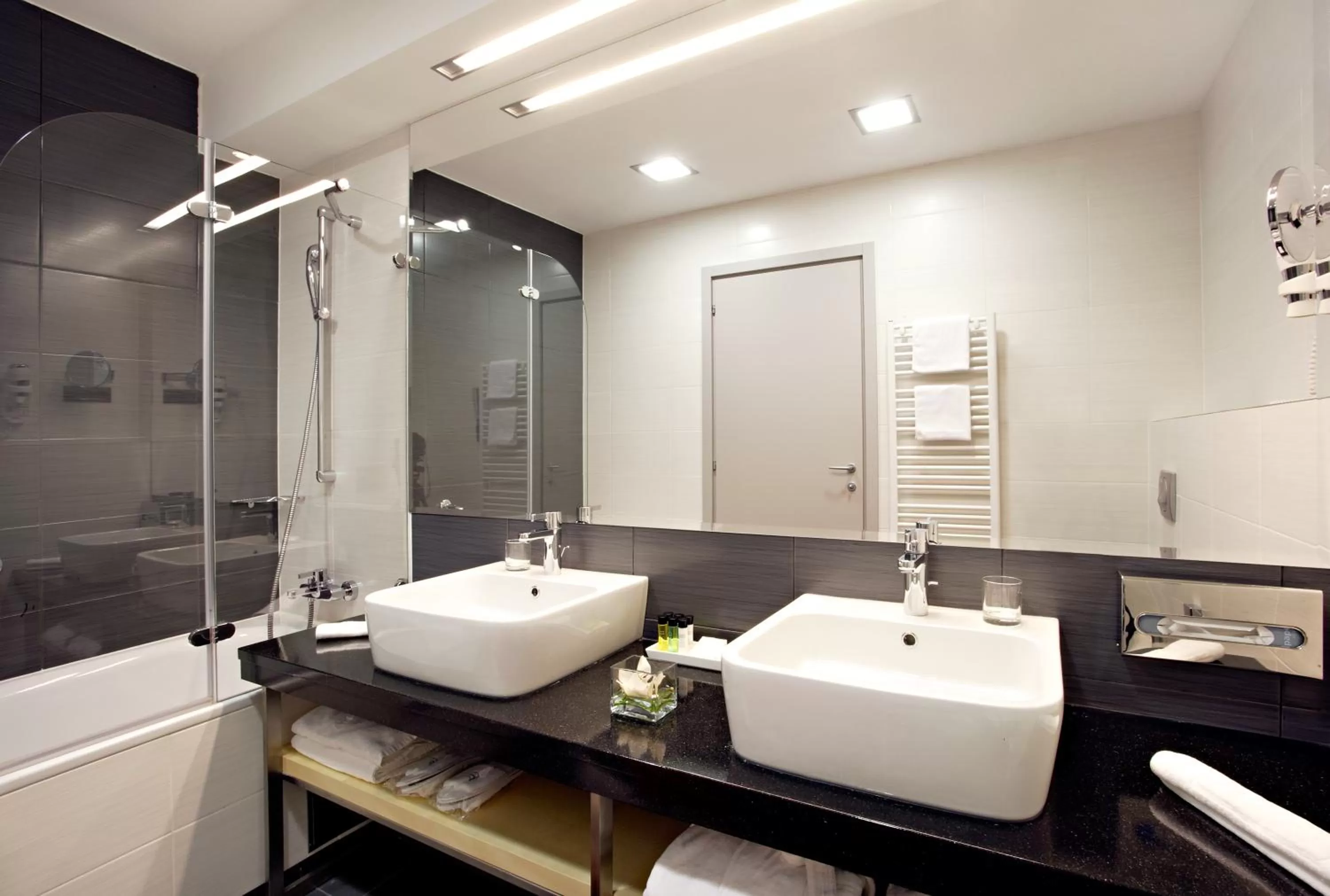 Bathroom in Hotel Atrium