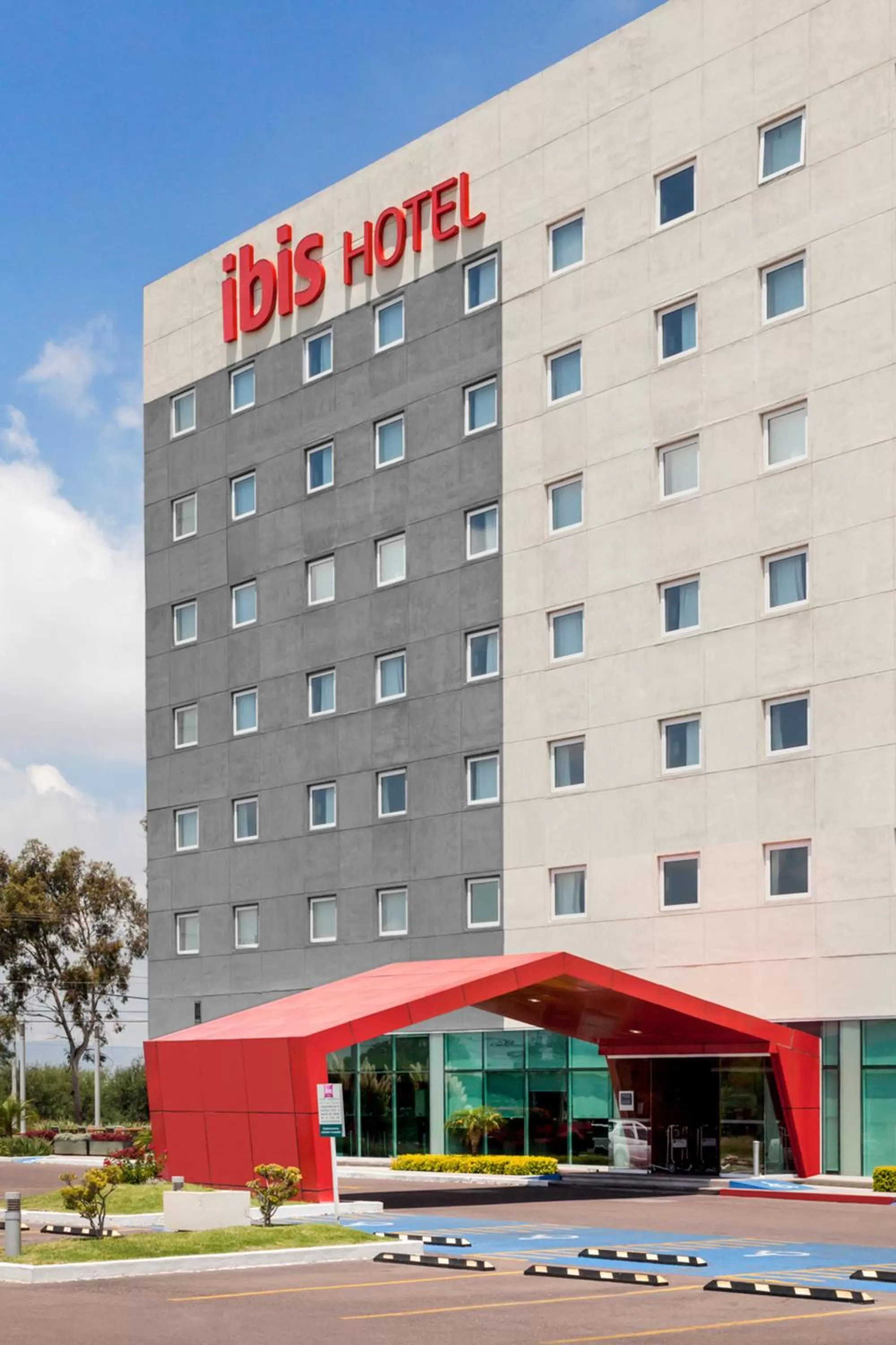 Facade/entrance in Ibis Aguascalientes Norte