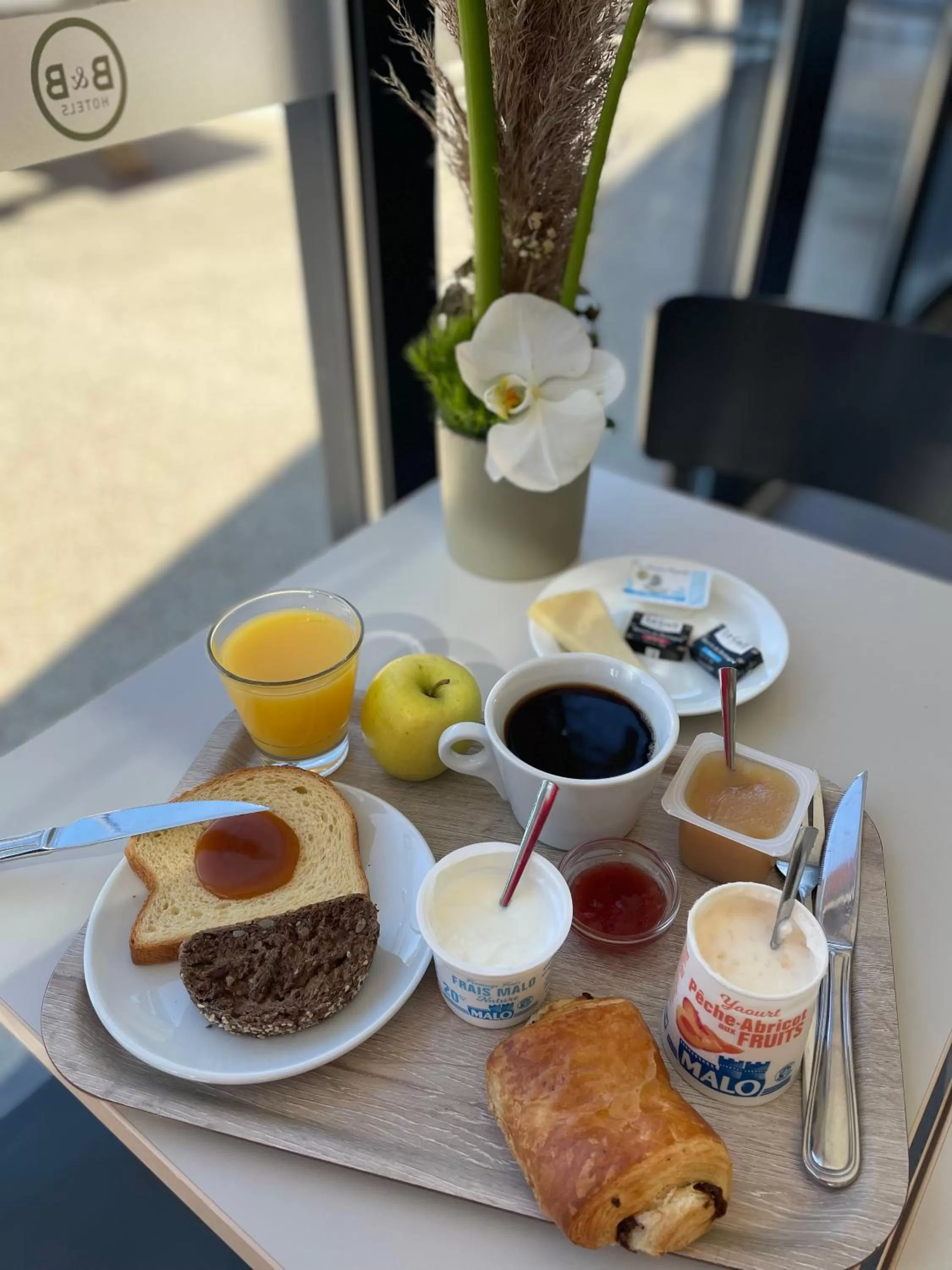 Breakfast in B&B HOTEL Aix en Provence Venelles