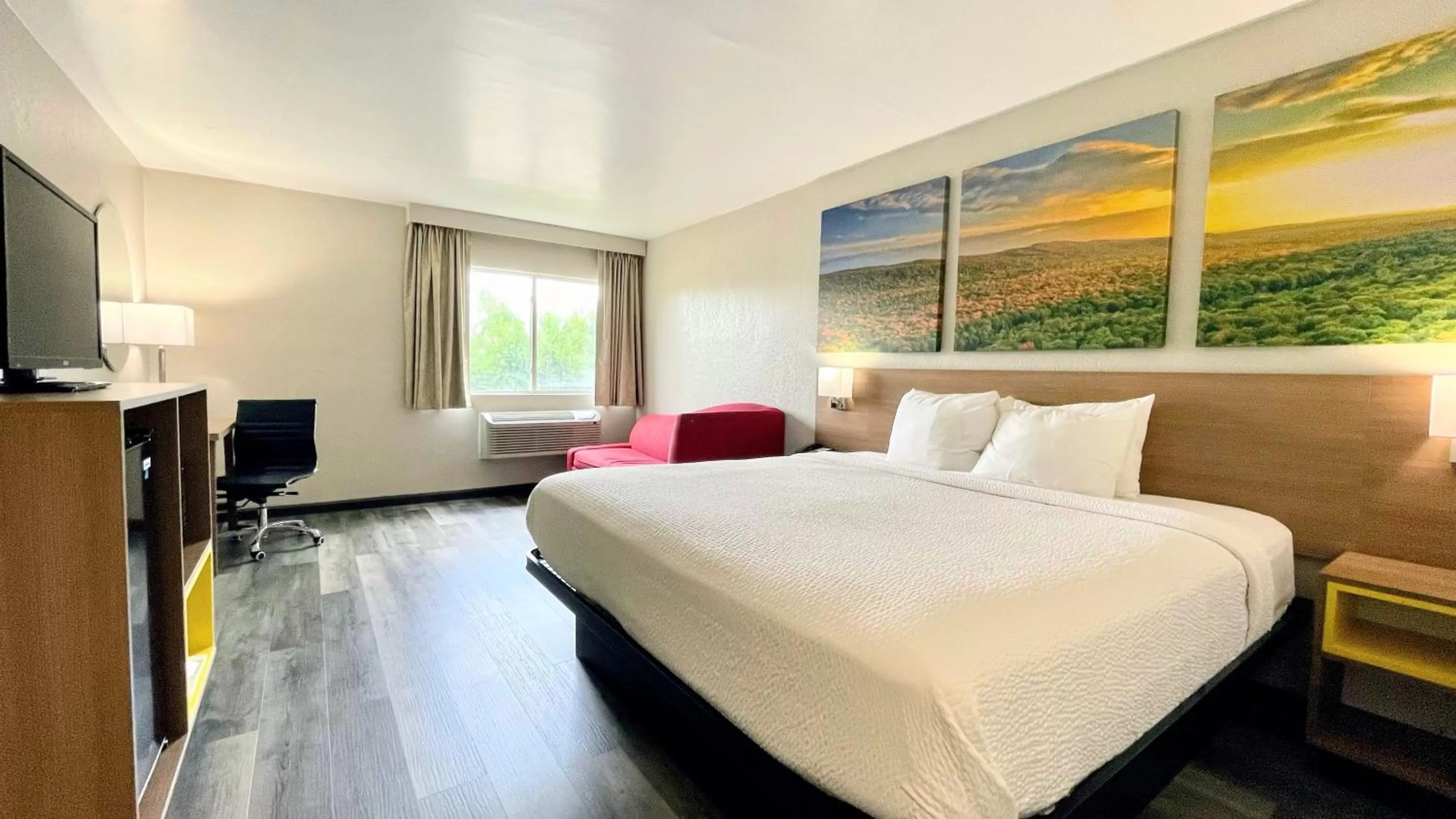 Photo of the whole room, Bed in Days Inn by Wyndham Columbus IN