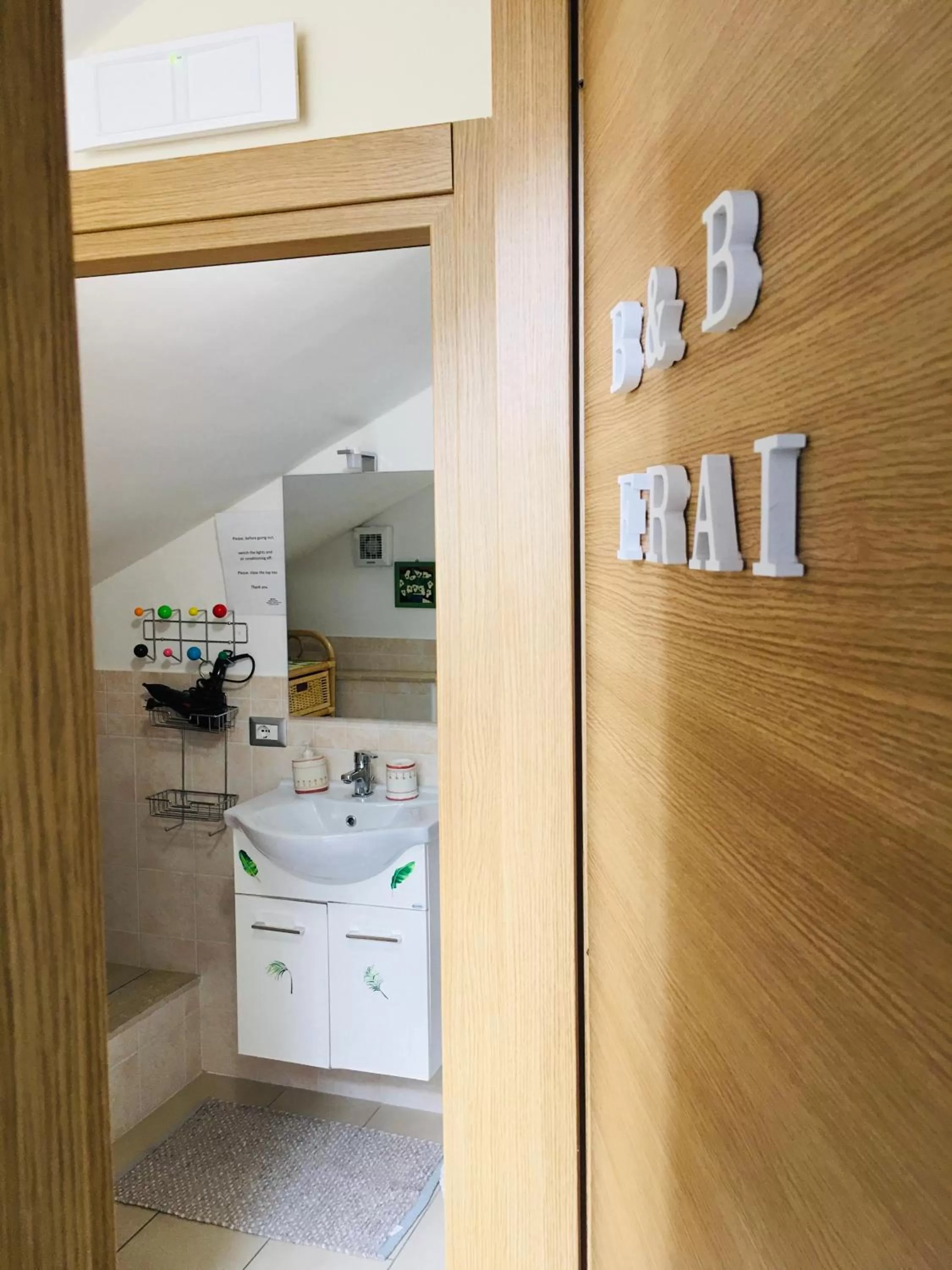 Text overlay in B&B FRAI