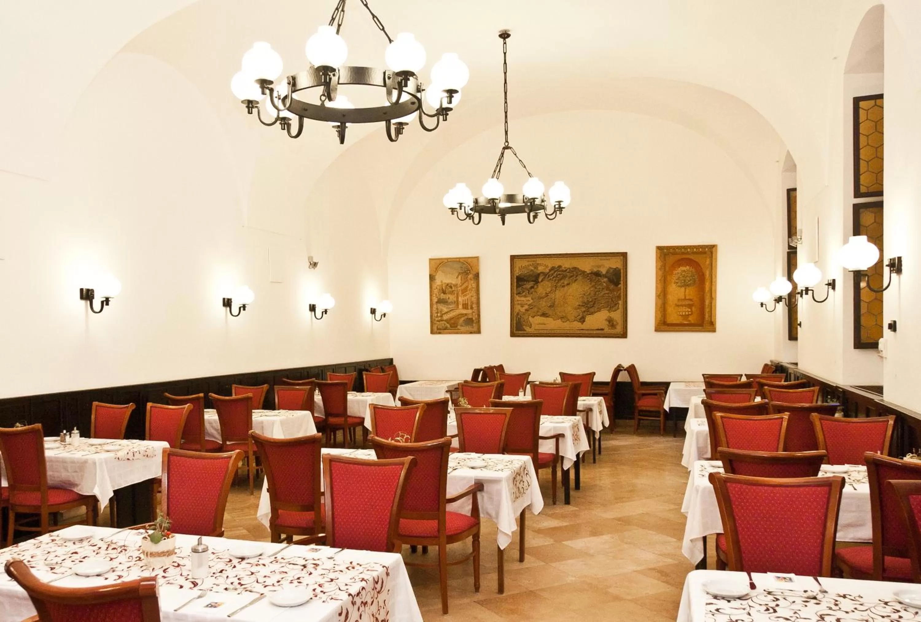 Restaurant/places to eat in Hotel Klastrom