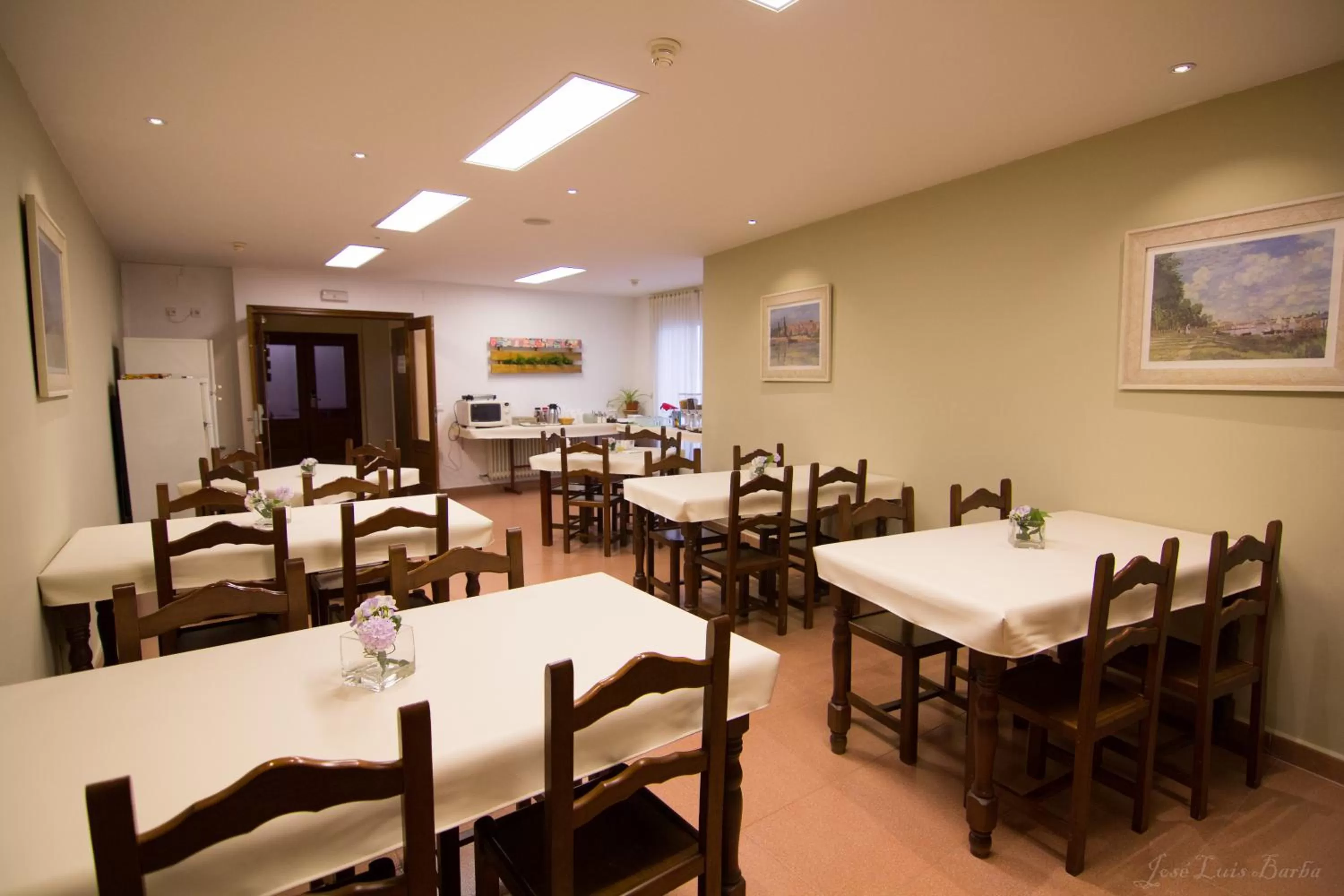 Communal lounge/ TV room in Hospedería Hotel Don Quijote