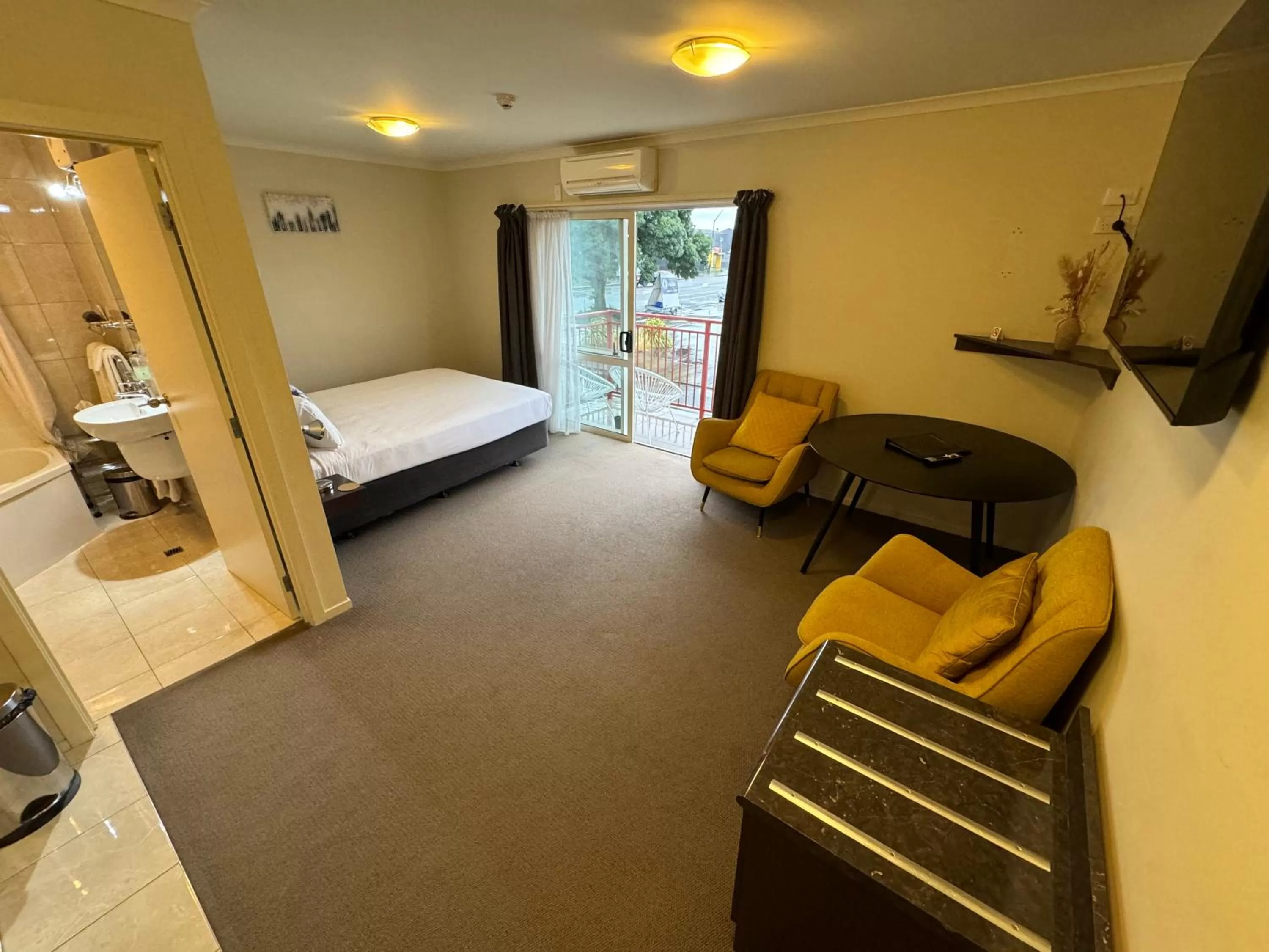 Photo of the whole room, Bed in B-Ks Premier Motel Palmerston North