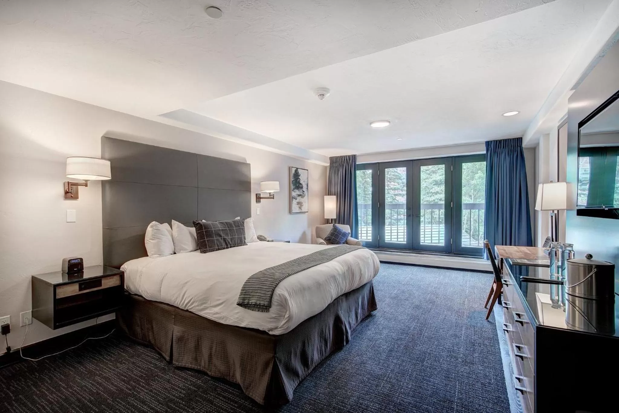 Photo of the whole room, Bed in The Pines Lodge, a RockResort, by Vail Resorts