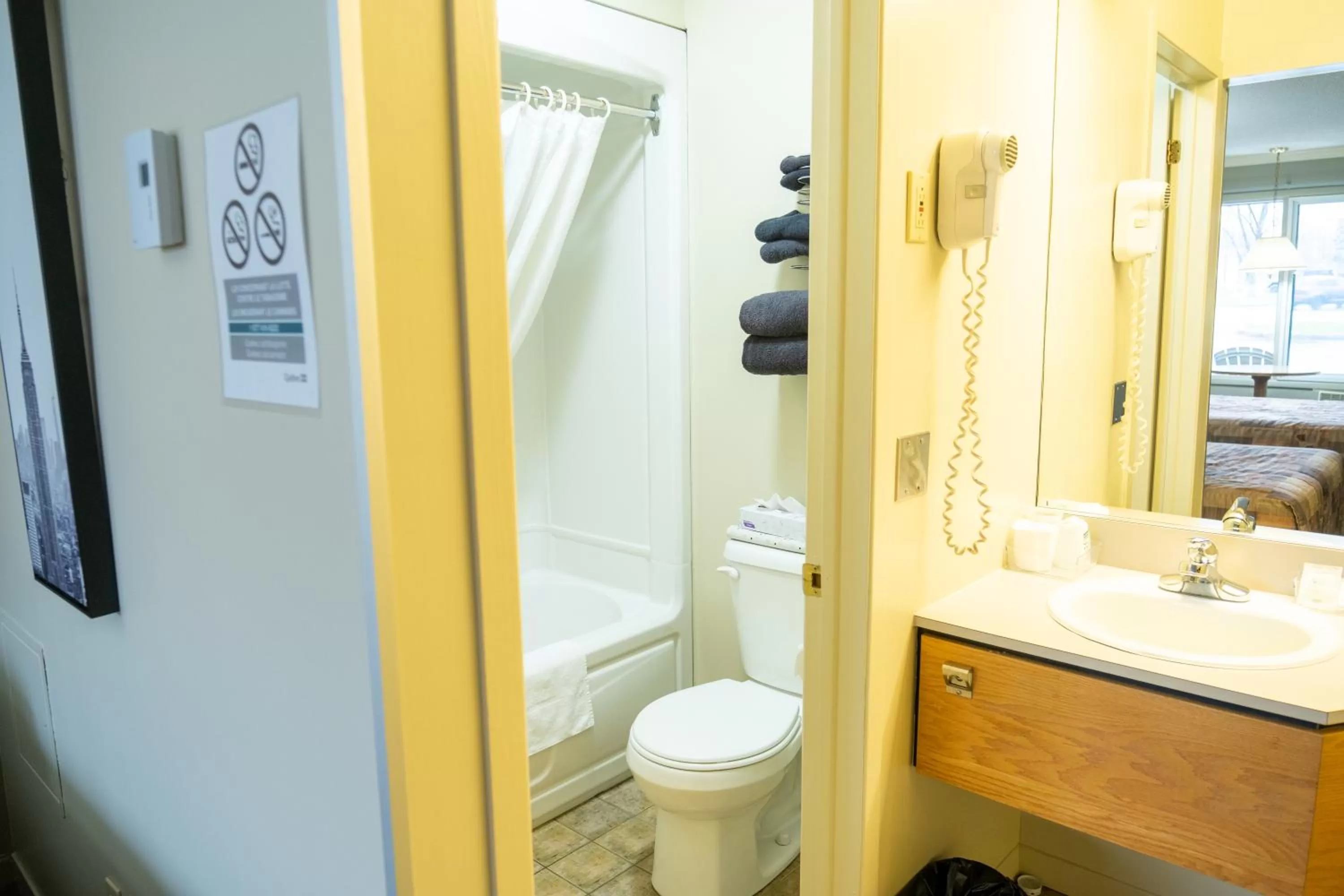 Bathroom in Motel Le Voyageur